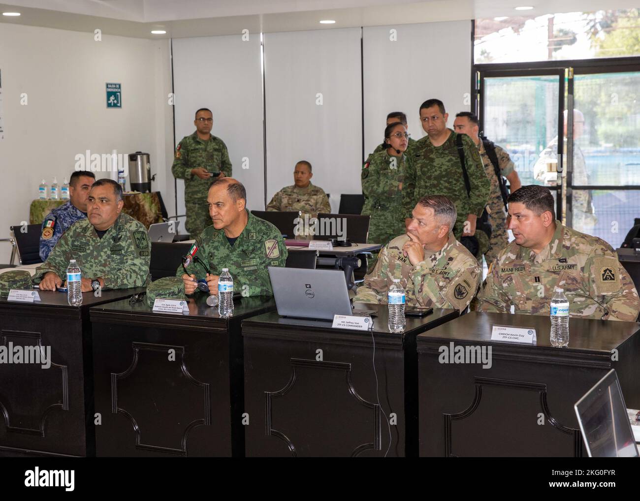 221019-N-PC620-0007 REYNOSA, Mexique (oct 19, 2022) l'armée mexicaine général de Brigada (Maj. Général) Roberto Claudio del Rosal Ibarra, le commandant de la zone militaire 8th, deuxième de gauche, et le général commandant du soutien civil de la Force opérationnelle interarmées, le général de division de l'armée américaine Jeffrey Van, deuxième de droite, assistent à un briefing lors de l'exercice Fuerzas Amigas 2022 à Campo Militar Reynosa, Mexique, le 19 octobre 2022. Cet exercice binational d’intervention en cas de catastrophe entre les armées américaines et mexicaines vise à améliorer la préparation et à renforcer la relation de coopération entre les nations. U.S. Army North, par l'entremise de la Force opérationnelle interarmées Civ Banque D'Images
