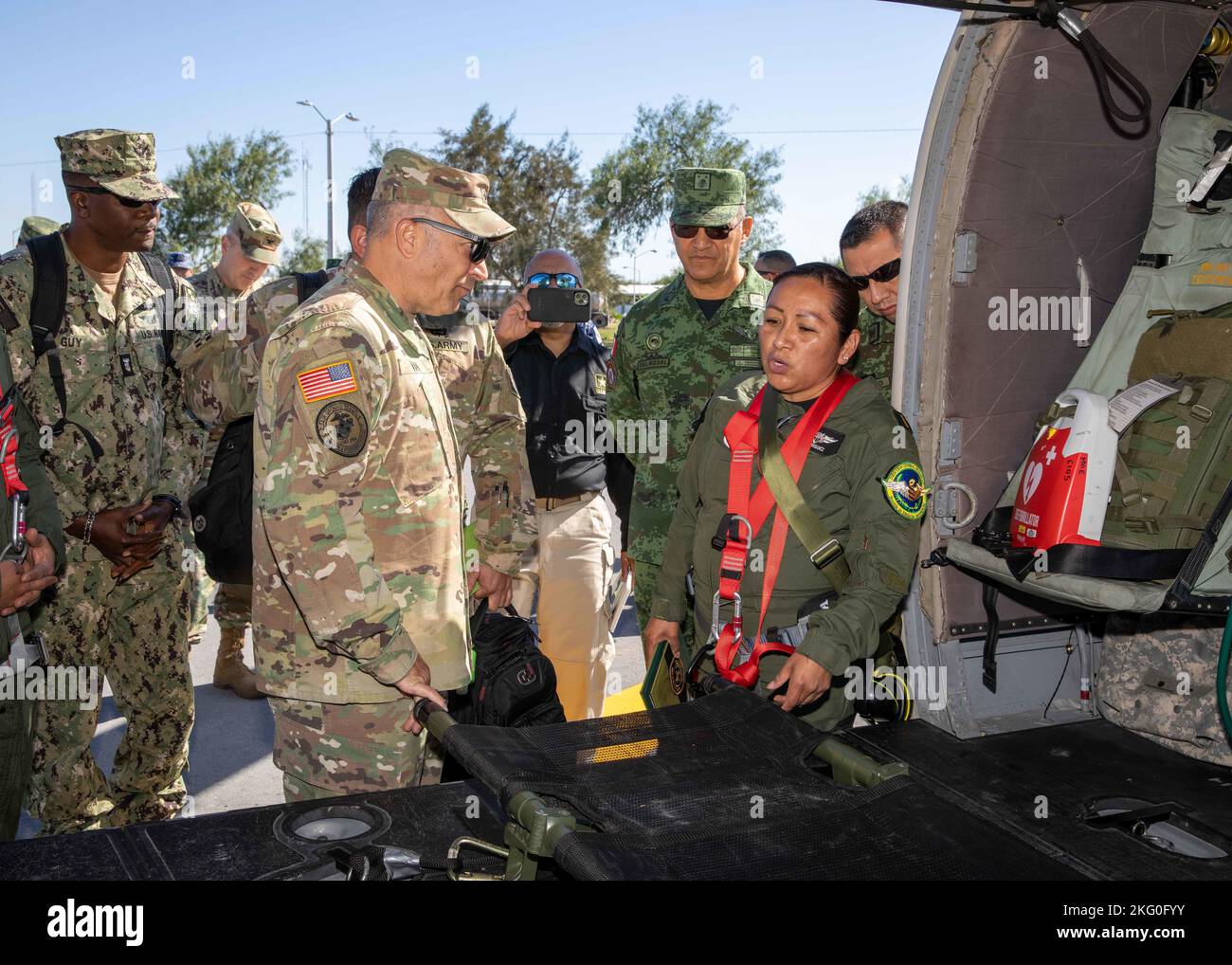 221019-N-PC620-0032 REYNOSA, Mexique (oct 19, 2022) l'armée mexicaine Subteniente (2nd Lieutenant) Leticia Rodriguez Garcia, une infirmière médicale aérospatiale à l'hôpital militaire San Miguel (État du Mexique), explique les capacités d'évacuation des victimes d'un hélicoptère UH-60M Blackhawk au commandant général de la Force opérationnelle interarmées, Général de l'armée américaine Jeffrey Van et général de l'armée mexicaine de Brigada (Maj. Général) Roberto Claudio del Rosal Ibarra, commandant de la zone militaire 8th, pendant l'exercice Fuerzas Amigas 2022 à Campo Militar Reynosa, Mexique, 19 octobre 2022. Cette réponse binationale aux catastrophes ex Banque D'Images
