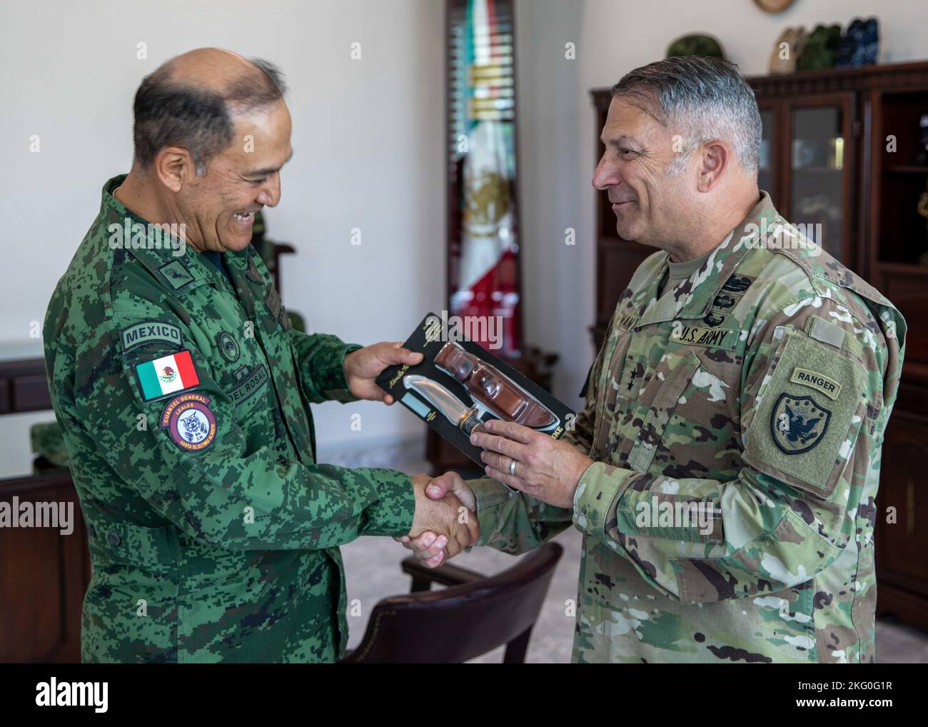 221019-N-PC620-0182 REYNOSA, Mexique (oct 19, 2022) le général Jeffrey Van, commandant général de l'armée des États-Unis, du soutien civil de la Force opérationnelle interarmées, présente un cadeau au général de Brigada (Maj. Général) Roberto Claudio del Rosal Ibarra, commandant de la zone militaire 8th, pendant l'exercice Fuerzas Amigas 2022 à Campo Militar Reynosa, Mexique, 19 octobre 2022. Cet exercice binational d’intervention en cas de catastrophe entre les armées américaines et mexicaines vise à améliorer la préparation et à renforcer la relation de coopération entre les nations. L'Armée de terre des États-Unis du Nord, par l'intermédiaire de la Force opérationnelle interarmées, le soutien civil servira de commandement et Banque D'Images