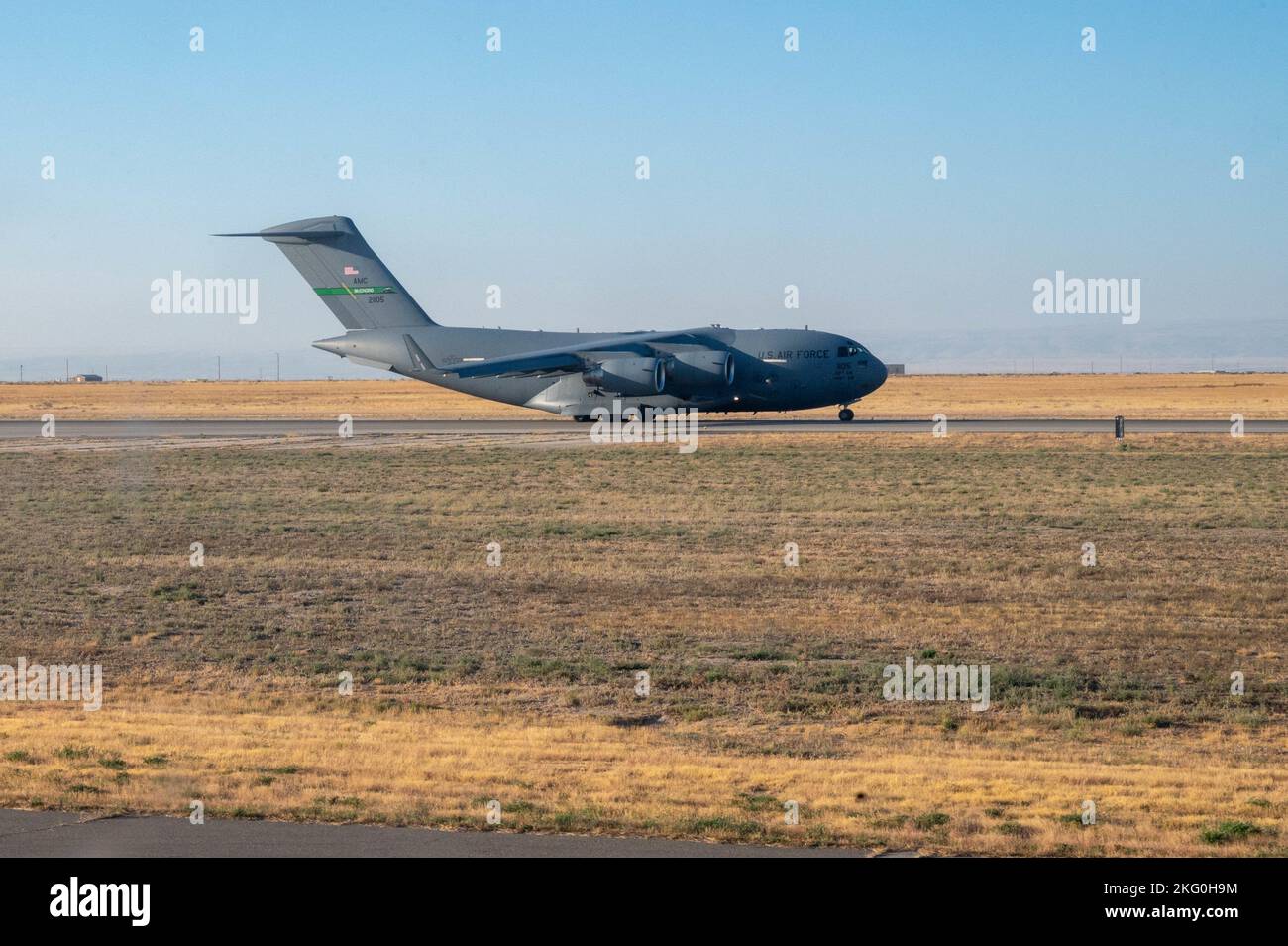 Un C-17 Globemaster III de l'aile 62D du transport aérien, base conjointe Lewis-McChord (Washington), atterrit à la base aérienne de Mountain Home (Idaho), le 18 octobre 2022, pendant l'exercice Rainier War 22B. Rainier War est l'exercice le plus étendu de l'aile airlift 62D, où ils se déploient comme aile principale et fournissent des capacités de commandement et de contrôle et de transport aérien comme Airdrop et airland. Banque D'Images