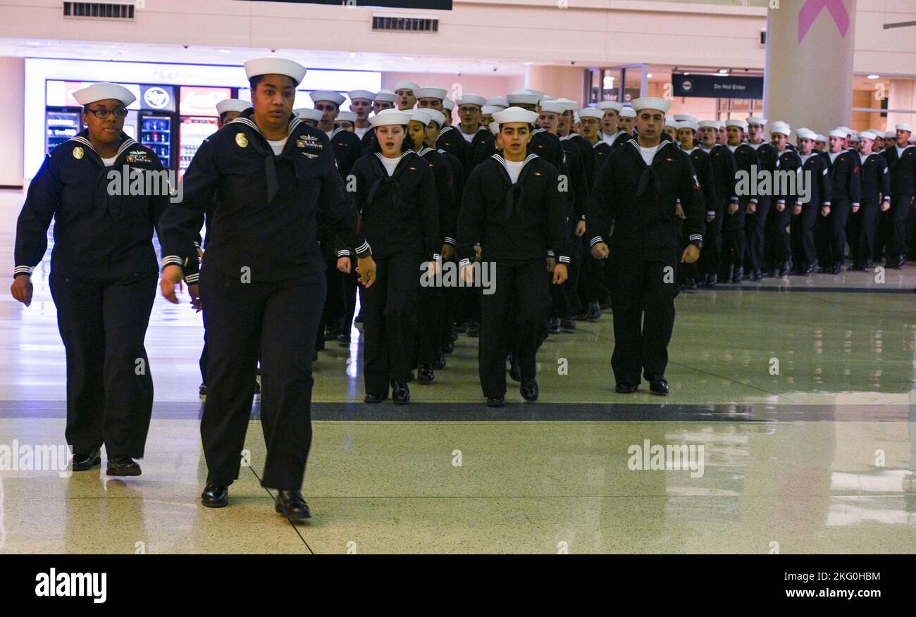 CHICAGO (octobre 19, 2022) – les marins des Grands Lacs défilent dans un fort de 154 hommes, signant « Anchor’s poids » lors du vol Honor de Chicago en 106th à l’aéroport international de Chicago Midway. La station navale des Grands Lacs et les commandements des locataires ont amené des marins à soutenir le dernier vol de 2022 du vol Honor Chicago (HFC). Banque D'Images