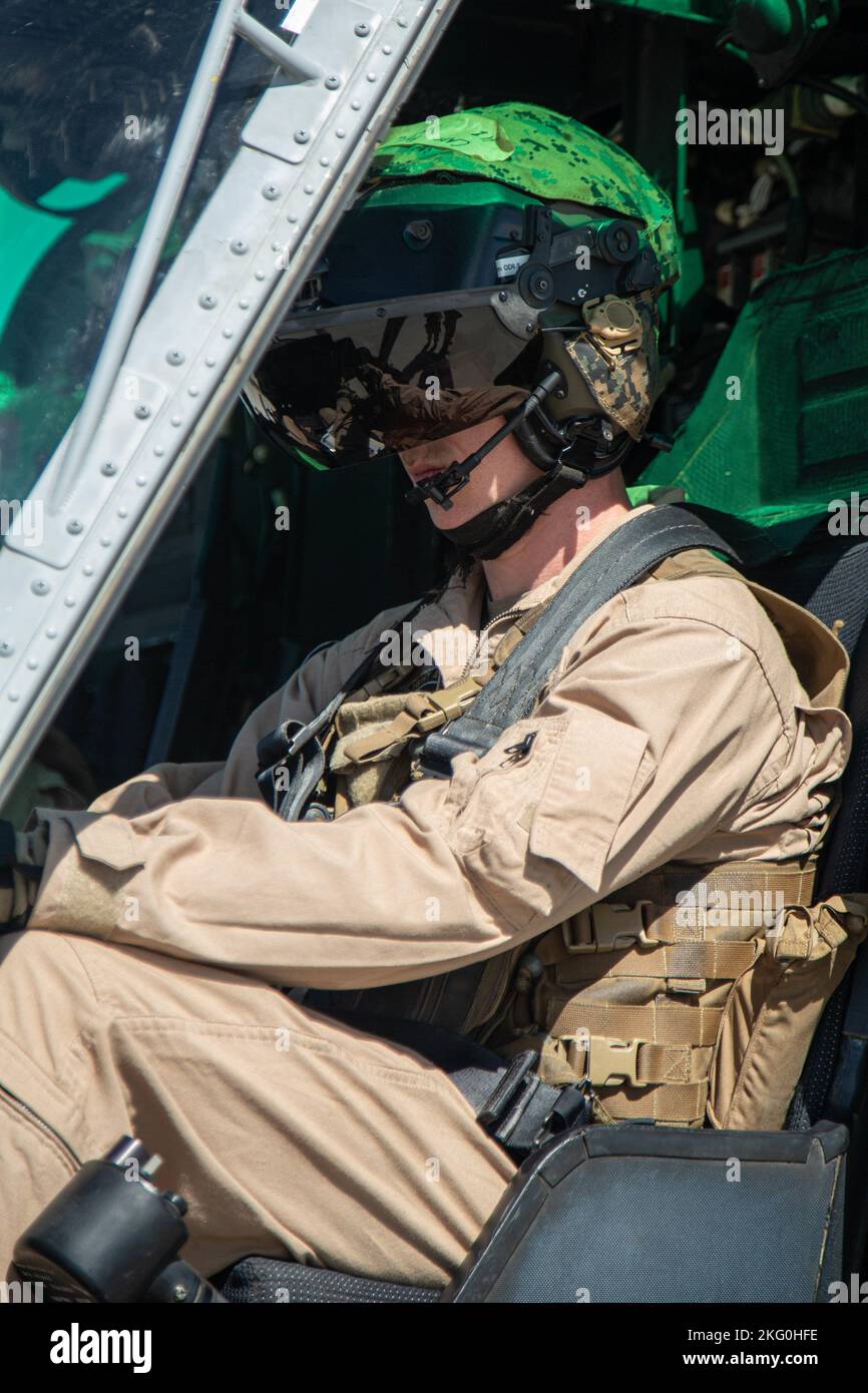 Le capitaine du corps des Marines des États-Unis, John Findley, d'Alton (Illinois), un pilote UH-1Y Venom affecté au Marine Light Attack Helicopter Squadron 267, Marine Aircraft Group 39, 3rd Marine Aircraft Wing, effectue des vérifications préalables au vol pour un essai conjoint de missile air-sol dans le cadre du cours WTI (instructeur d'armes et de tactiques) 1-23, À la Marine corps Air Station Yuma, Arizona, 19 octobre 2022. WTI est un événement de formation de sept semaines organisé par des essais conjoints de missiles air-sol, fournissant une formation tactique avancée standardisée et une certification des qualifications d'instructeur d'unité pour soutenir la formation et l'aviation maritime Banque D'Images