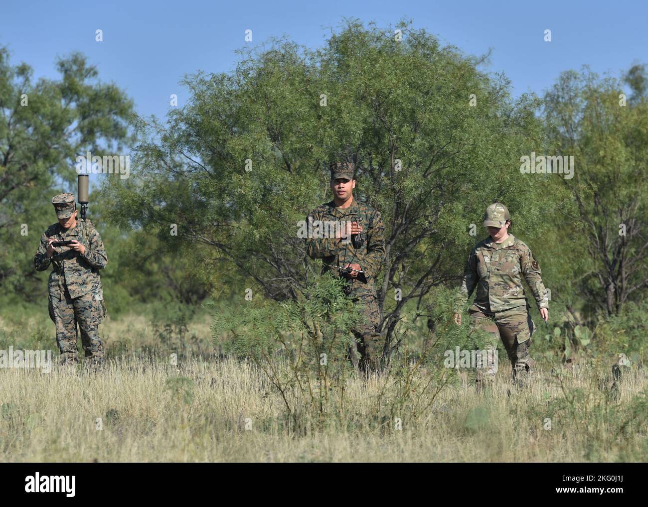 Une équipe conjointe d'instructeurs de l'escadron d'entraînement 316th et du détachement Goodfellow du corps des Marines participe à un exercice d'orientation à la base aérienne de Goodfellow, Texas, le 19 octobre 2022. Les équipes ont été modélisées en fonction des équipes de renseignement sur les signaux et de guerre électronique utilisées dans les unités opérationnelles de la Marine. Banque D'Images