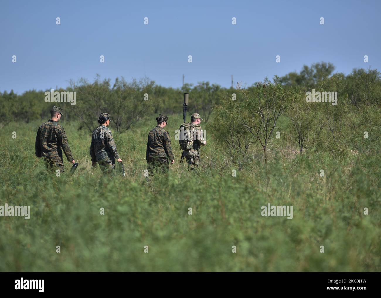Une équipe de forces interarmées, inspirée des équipes de renseignement et de guerre électronique, se déplace en direction d'un signal lors d'un exercice d'orientation à la base aérienne de Goodfellow, Texas, le 19 octobre 2022. L'équipe a reçu un indicateur de puissance du signal reçu pour déterminer la distance approximative qu'elle a parcourue par rapport à une balise. Banque D'Images
