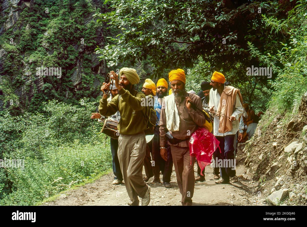 Sikh Pilgrim a chanté des chansons de dévotion sur le chemin de Hemkund Sahib Garhwal Uttaranchal Banque D'Images