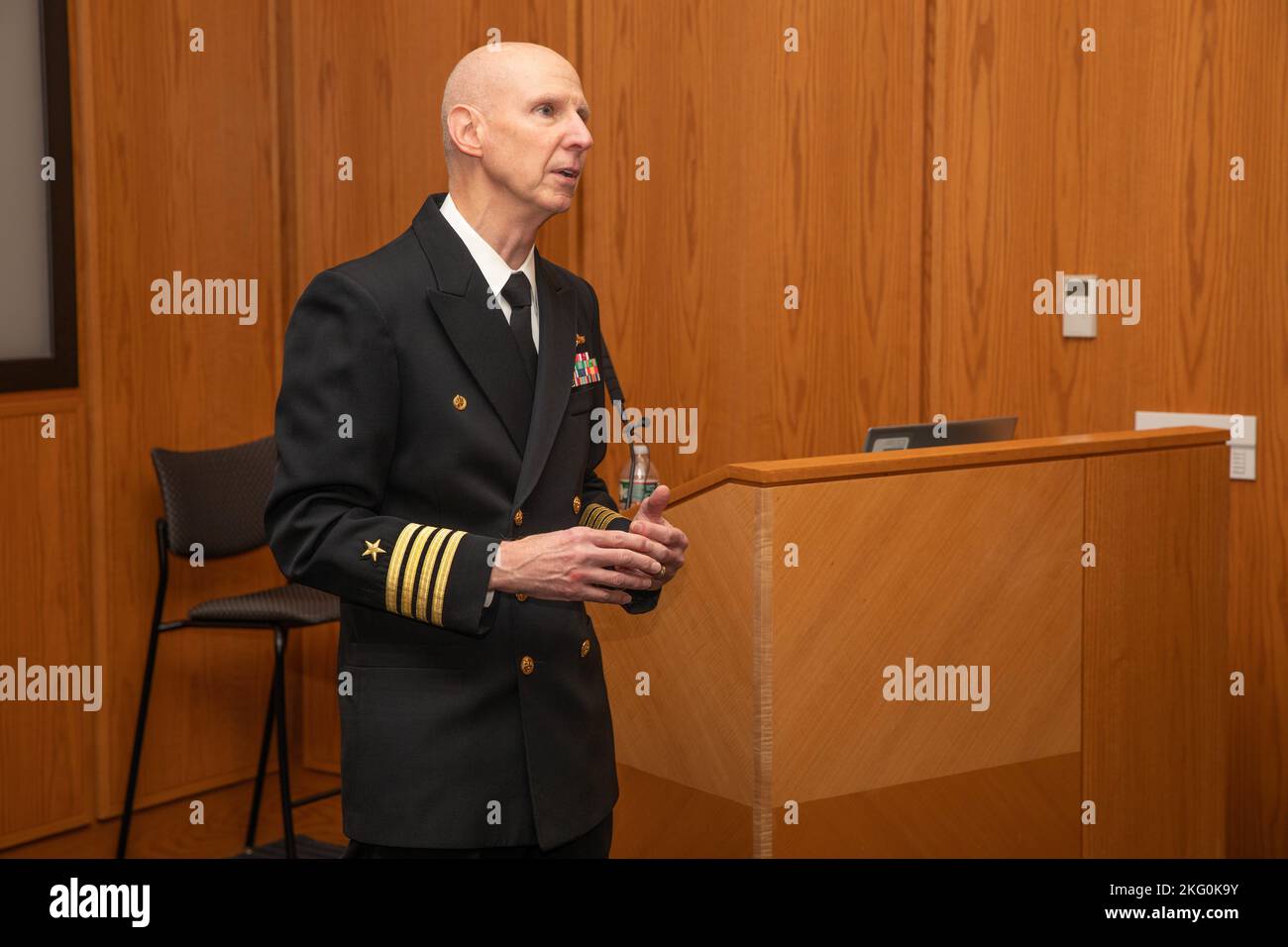 Dana Simon, commandant du Centre de guerre de surface navale de la Division Philadelphie (NSWCPD), rend hommage aux individus et aux équipes pour leurs réalisations et leur contribution à la mission de la Marine américaine lors des Prix du commandement du NSWCPD 2022. Banque D'Images