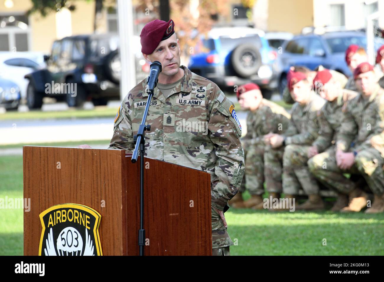Sergent du commandement de l'armée américaine Maj. Chad B. Harness, Sgt. De commandement sortant Le Maj. Du 1st Bataillon, 503rd parachute Infantry Regiment, 173rd Airborne Brigade, prononce un discours lors de la cérémonie de changement de responsabilité à Caserma Ederle, Vicenza, Italie le 20 octobre 2022. La Brigade aéroportée de 173rd est la Force d'intervention en cas d'urgence de l'armée américaine en Europe, capable de projeter des forces prêtes n'importe où dans les domaines de responsabilité de l'Europe, de l'Afrique ou des commandements centraux des États-Unis. Banque D'Images