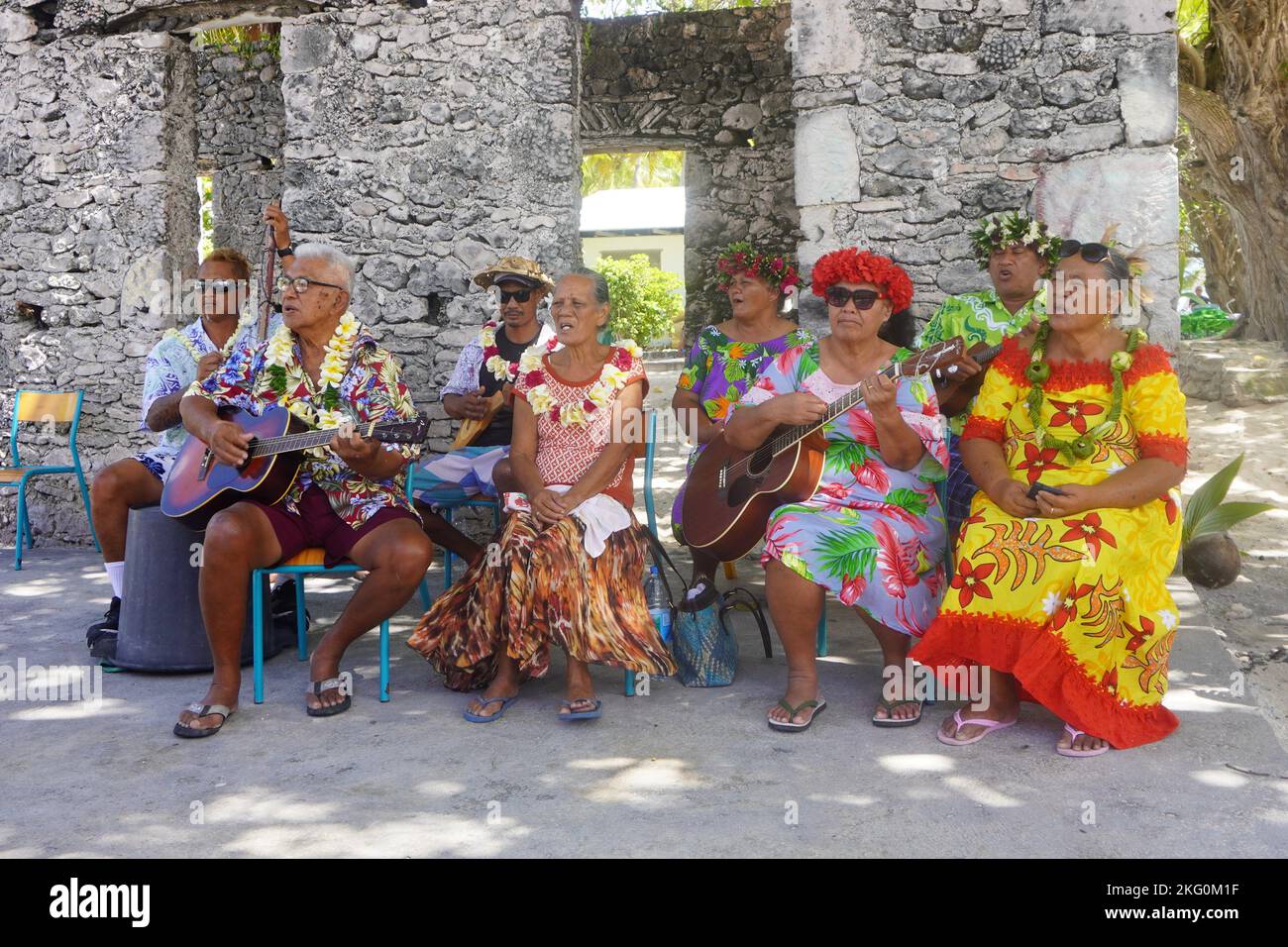 Animation musicale en plein air par les Islanders polynésiens sur l'atoll Amanu, Polynésie française, lors d'une visite en bateau de croisière Banque D'Images