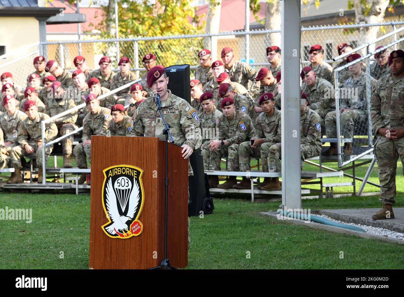 Sergent du commandement de l'armée américaine Le Maj Bryan O’Neal, Sgt du commandement entrant. Le Maj. Du 1st Bataillon, 503rd parachute Infantry Regiment, 173rd Airborne Brigade, prononce un discours lors de la cérémonie de changement de responsabilité à Caserma Ederle, Vicenza, Italie le 20 octobre 2022. La Brigade aéroportée de 173rd est la Force d'intervention en cas d'urgence de l'armée américaine en Europe, capable de projeter des forces prêtes n'importe où dans les domaines de responsabilité de l'Europe, de l'Afrique ou des commandements centraux des États-Unis. Banque D'Images