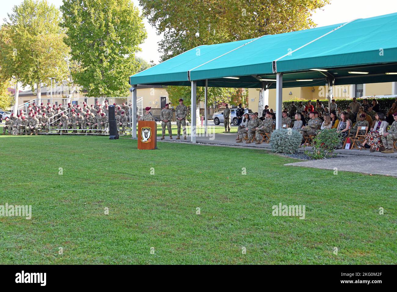 Sergent du commandement de l'armée américaine Maj. Chad B. Harness, Sgt. De commandement sortant Le Maj. Du 1st Bataillon, 503rd parachute Infantry Regiment, 173rd Airborne Brigade, prononce un discours lors de la cérémonie de changement de responsabilité à Caserma Ederle, Vicenza, Italie le 20 octobre 2022. La Brigade aéroportée de 173rd est la Force d'intervention en cas d'urgence de l'armée américaine en Europe, capable de projeter des forces prêtes n'importe où dans les domaines de responsabilité de l'Europe, de l'Afrique ou des commandements centraux des États-Unis. Banque D'Images