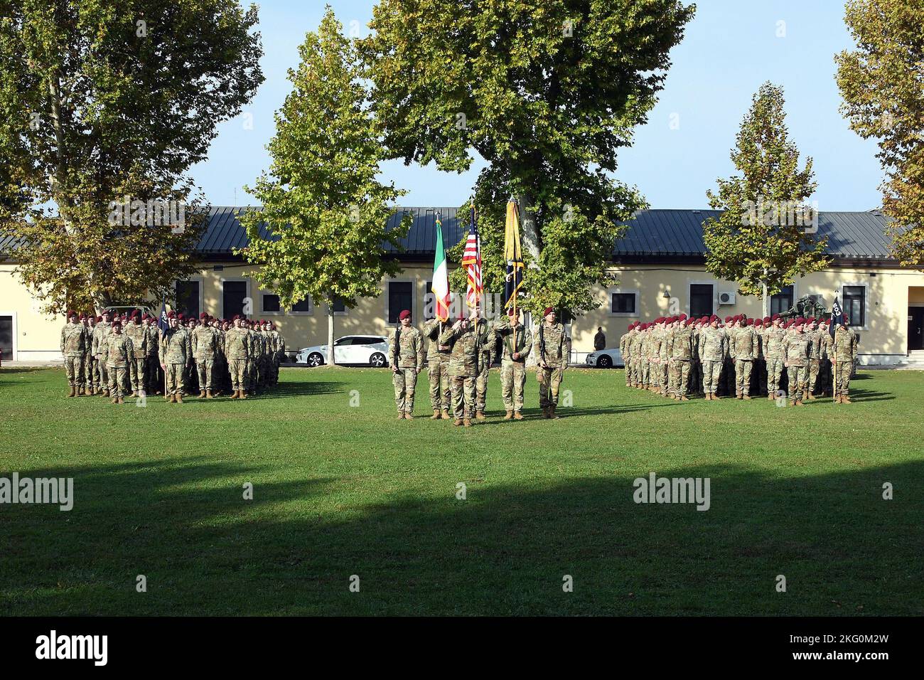 Sergent du commandement de l'armée américaine Le Maj Bryan O’Neal, Sgt du commandement entrant. Le Maj. Du 1st Bataillon, 503rd parachute Infantry Regiment, 173rd Airborne Brigade, prend le commandement lors de la cérémonie de changement de responsabilité à Caserma Ederle, Vicenza, Italie le 20 octobre 2022. La Brigade aéroportée de 173rd est la Force d'intervention en cas d'urgence de l'armée américaine en Europe, capable de projeter des forces prêtes n'importe où dans les domaines de responsabilité de l'Europe, de l'Afrique ou des commandements centraux des États-Unis. Banque D'Images