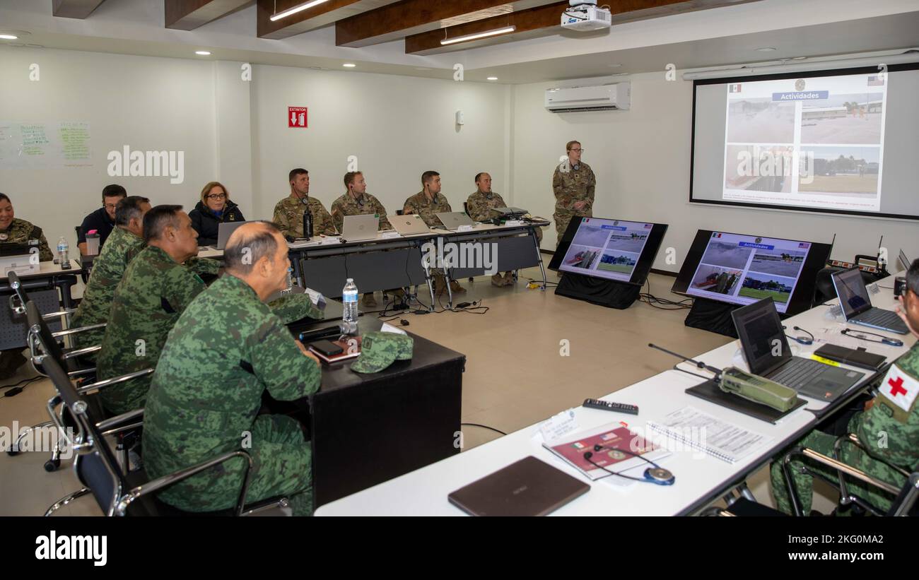 221020-N-PC620-0361 REYNOSA, Mexique (oct 20, 2022) le lieutenant-colonel Tiffianey Laurin de l'armée américaine, à l'arrière, l'officier responsable de l'équipe de soutien aux incidents de la Force opérationnelle interarmées (4), présente le général de División (Lt. Général) Norberto Cortés Rodriguez, commandant de la région militaire de 4th, et le général de Brigada (Maj. Général) Roberto Claudio del Rosal Ibarra, commandant de la zone militaire 8th, pendant l'exercice Fuerzas Amigas 2022 à Campo Militar Reynosa, Mexique, 20 octobre 2022. Cet exercice binational de réponse aux catastrophes entre les armées américaines et mexicaines vise à améliorer la préparation et à renforcer la coopération des nations Banque D'Images