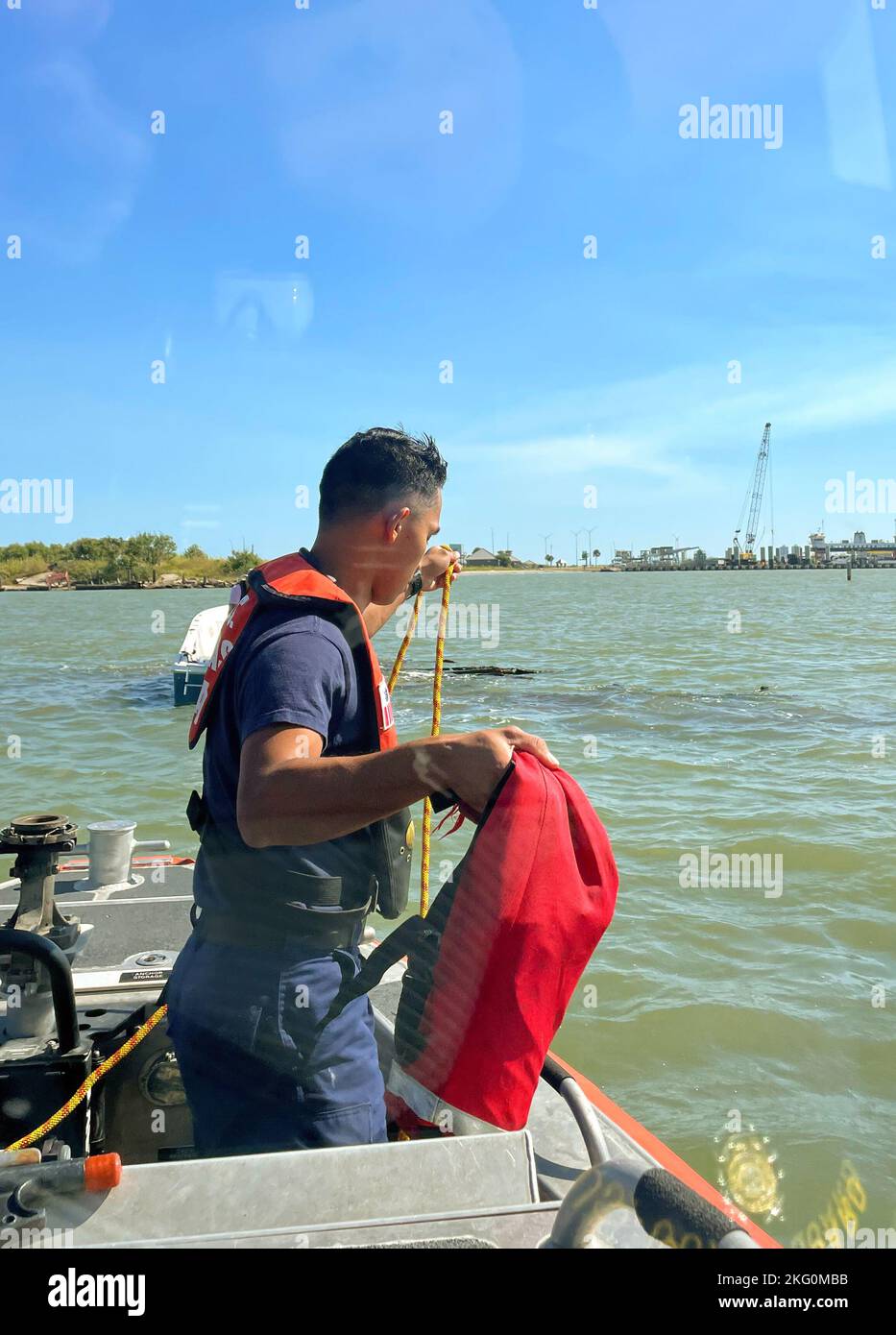 Le pompier Brandon Caliwag, un membre de l'équipage du bateau à la station de la Garde côtière de Galveston, se prépare à jeter un sac de transport à deux plaisanciers à bord d'un navire à terre au nord de l'embarcadère du traversier Bolivar près de Galveston, Texas, le 20 octobre 2022. Caliwag et les autres membres d'un équipage de bateau d'intervention de 29 pieds de la Station Galveston ont retiré en toute sécurité les deux hommes de l'embarcation de plaisance de 17 pieds, qui prenait de l'eau. Banque D'Images