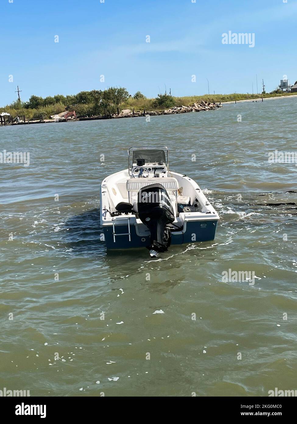 Embarcation De Plaisance Qui Rencontre Un Traversier Removed from boat Banque de photographies et d'images à haute résolution -  Alamy