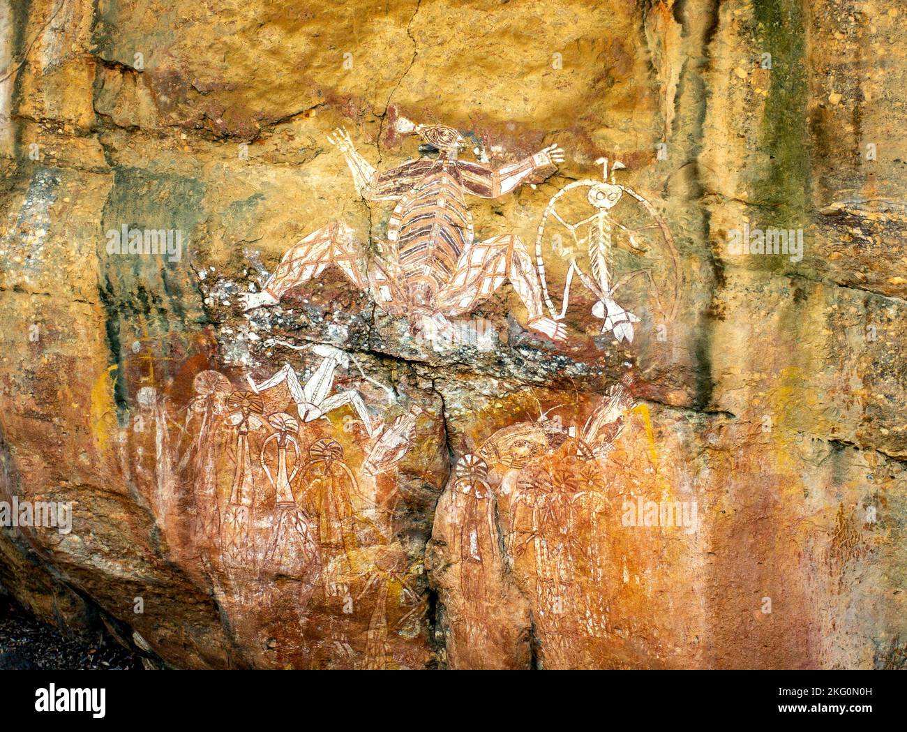 Vue sur la principale peinture de roche représentant l'ancêtre de la création Namondjok, sur le site d'art d'Anbangbang, dans le site de Nourlangie Rock, Kakadu, Northern Ter Banque D'Images