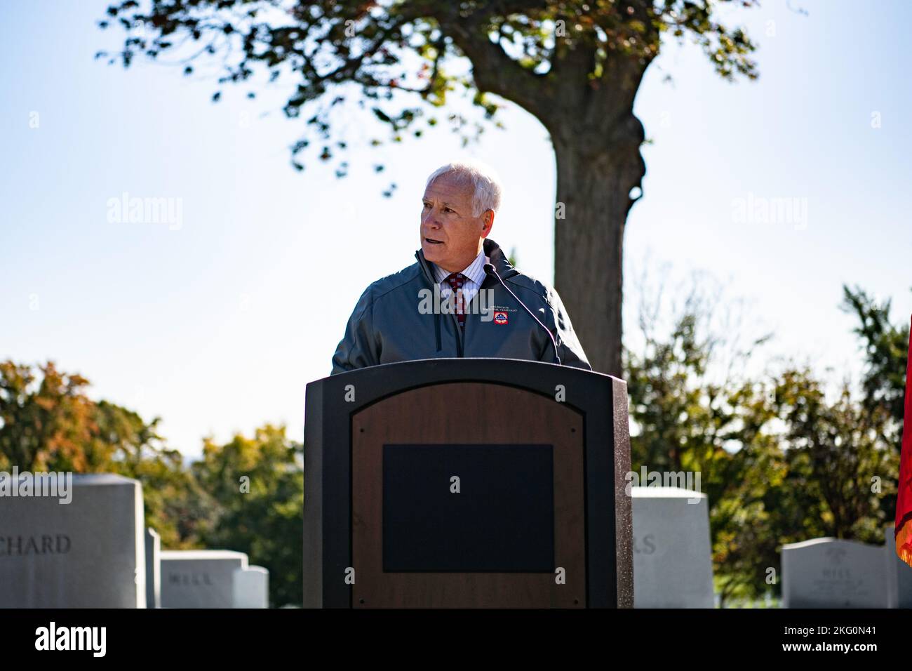 Charles Alexander, Jr., surintendant du cimetière national d’Arlington, prend la parole lors de la 72e réunion de la 95e Division Legacy Association dans la section 2 du cimetière national d’Arlington, Arlington, Virginie, 20 octobre 2022. Dans le cadre de la réunion, deux couronnes ont été placées sur la tombe du Major Gen. Harry Twaddle, ancien commandant de la 95e division. Armée AMÉRICAINE, USA, anc, cimetière national d'arlington, Banque D'Images