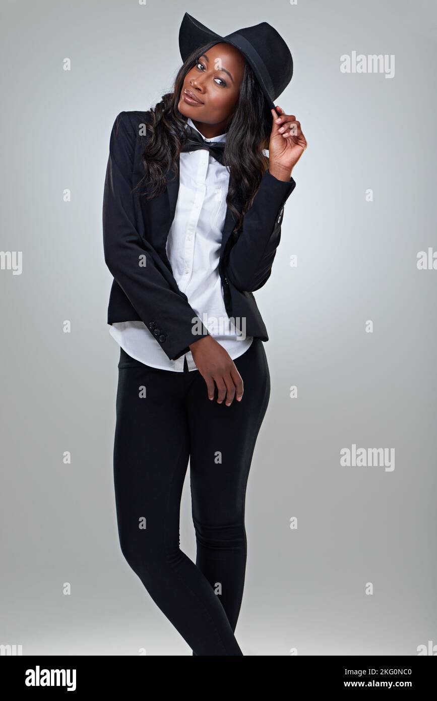 Beauté nœud noué. Photo studio d'une belle jeune femme posant sur un fond gris. Banque D'Images