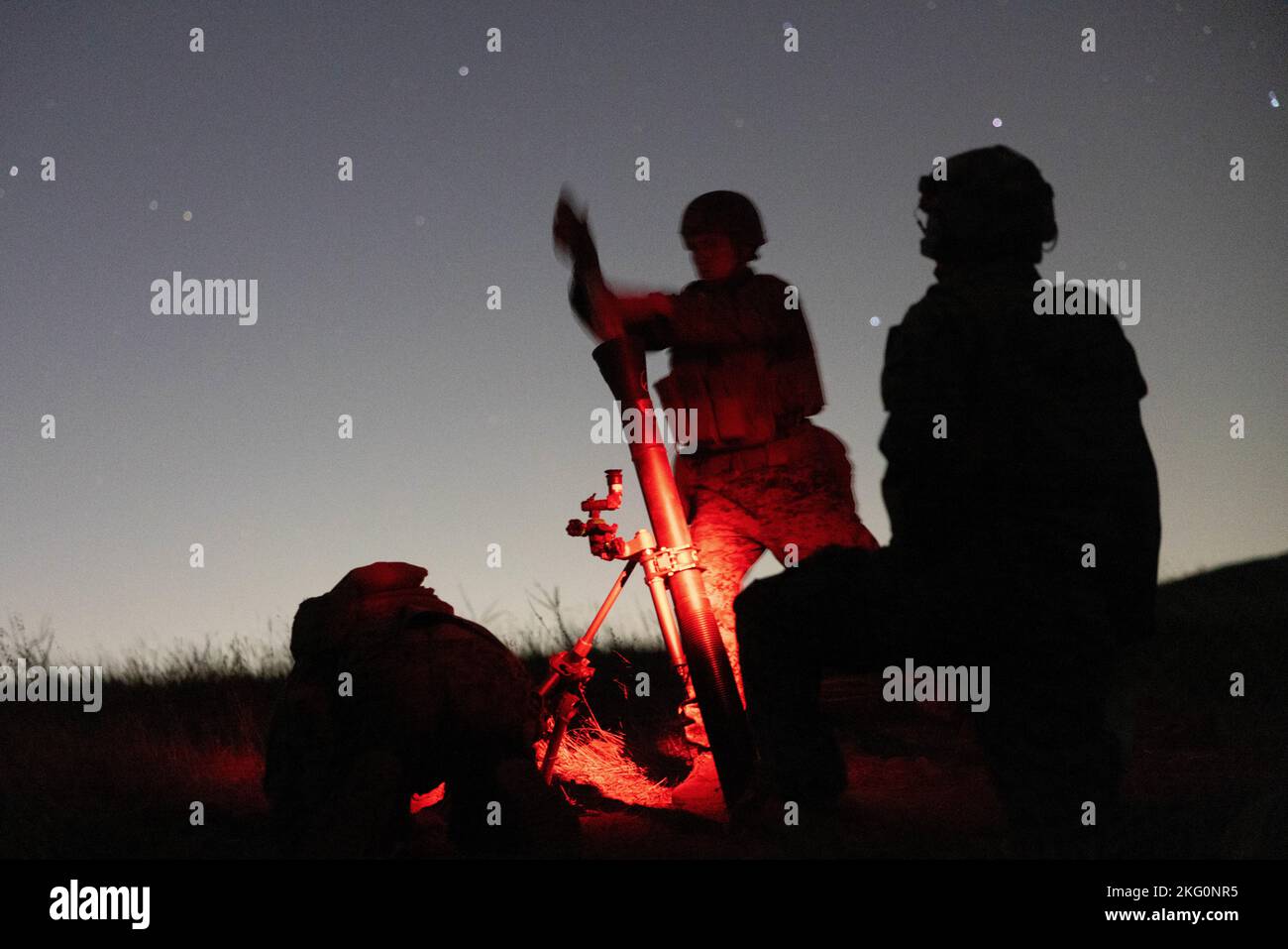 U.S. Marine mortarmen avec la compagnie kilo, 3rd Bataillon, 1st Marine Regiment, 1st Marine Division, charger un mortier de M252 81 mm lors d'un exercice sur le terrain au Range 800 sur le camp de base du corps marin Pendleton, Californie, le 20 octobre 2022. Le FEX a été conçu pour améliorer les capacités de combat et de contingence du bataillon en vue des futurs déploiements. Banque D'Images