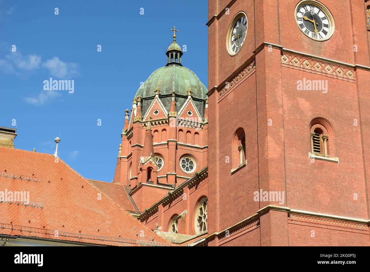 La cathédrale de Đakovo ou basilique de la cathédrale Saint-Pierre est la cathédrale de l'archidiocèse catholique romain de Đakovo-Osijek à Đakovo, en Croatie. Banque D'Images