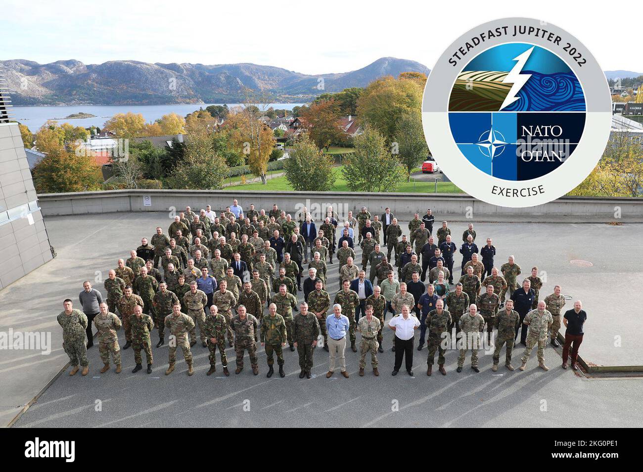 Les principaux dirigeants parmi les 700 membres du service de l'OTAN et les employés civils posent pour une photo à la fin de l'exercice Steadfast Jupiter 2022 au joint Warfare Centre de Stavanger, en Norvège. Steadfast Jupiter est un exercice de poste de commandement assisté par ordinateur au niveau stratégique, opérationnel et tactique, utilisé pour former et valider la Force de réaction de l’OTAN. Banque D'Images