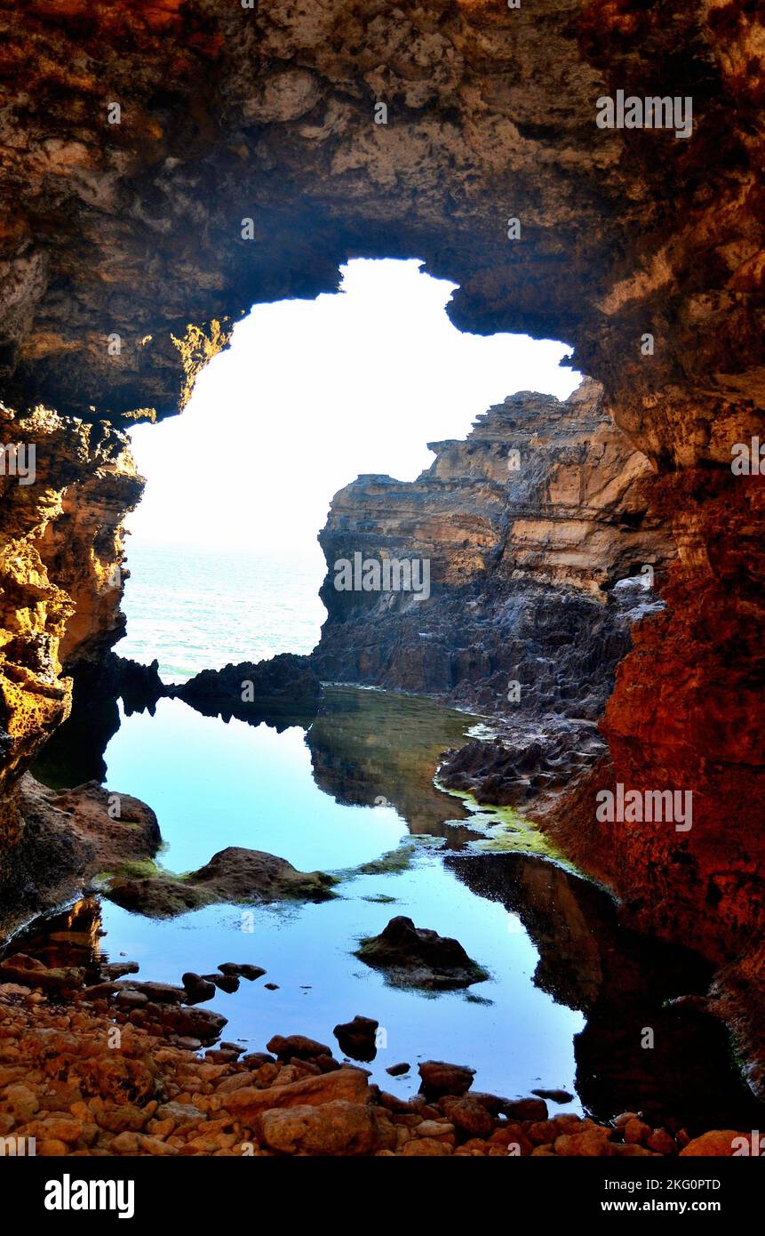 Une photo de la Grotto , une formation de cavités naturelles , trouvée sur la Great Ocean Road à l'extérieur de Port Campbell à Victoria, en Australie. Banque D'Images