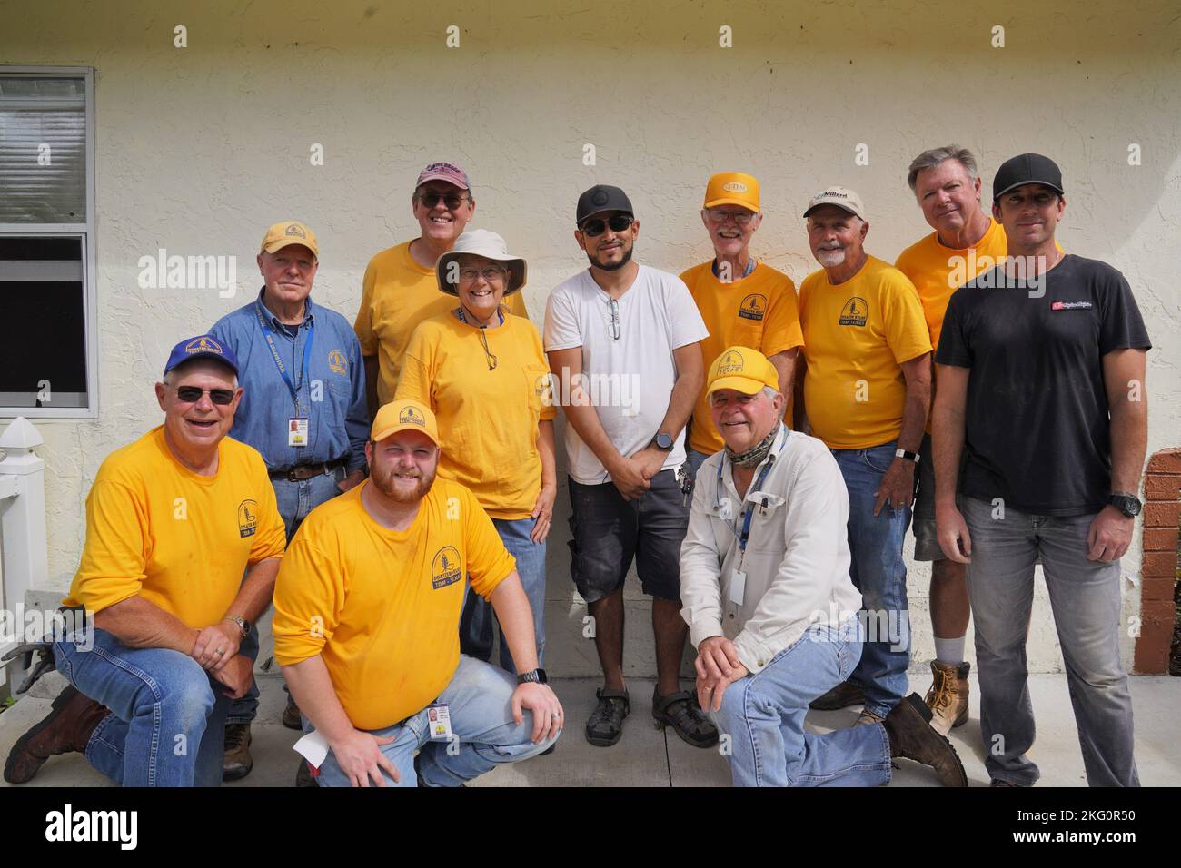 Bonita Springs, Floride, États-Unis - (oct 20, 2022) - volontaires et partenaires de la Convention baptiste du Sud, Texas Baptist Men, prenant une photo de groupe après avoir enlevé les débris de la maison d'un survivant. Austin Boone/FEMA Banque D'Images