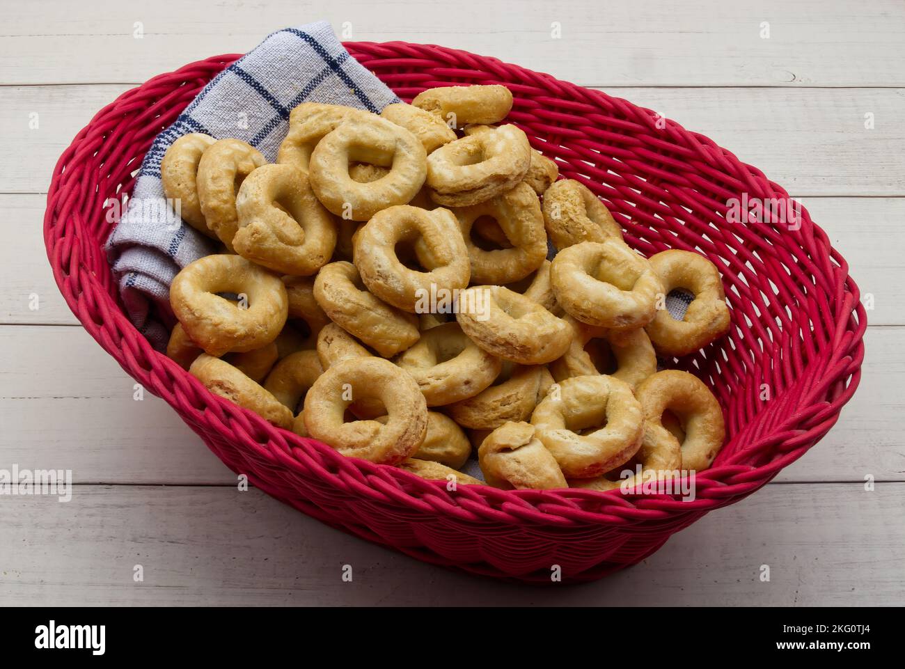 Taralli alla pugliese avec de l'huile d'olive extra vierge. En-cas italien traditionnel, taralli Banque D'Images