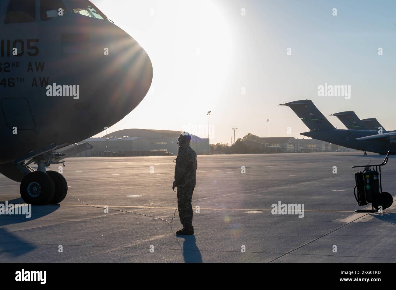 Sergent-chef de la Force aérienne des États-Unis Jason Fortwengler, maître de charge de l'escadron de transport aérien 7th, prépare un C-17 Globemaster III pour prendre un taxi sur la piste pendant l'exercice Rainier War 22B à la base aérienne de Mountain Home, Idaho, le 20 octobre 2022. Rainier War est un exercice semestriel conçu pour démontrer la capacité de l’escadre de transport aérien 62D, du groupe de la base aérienne 627th et de l’escadre de transport aérien 446th de générer, d’employer et de maintenir des opérations. Banque D'Images