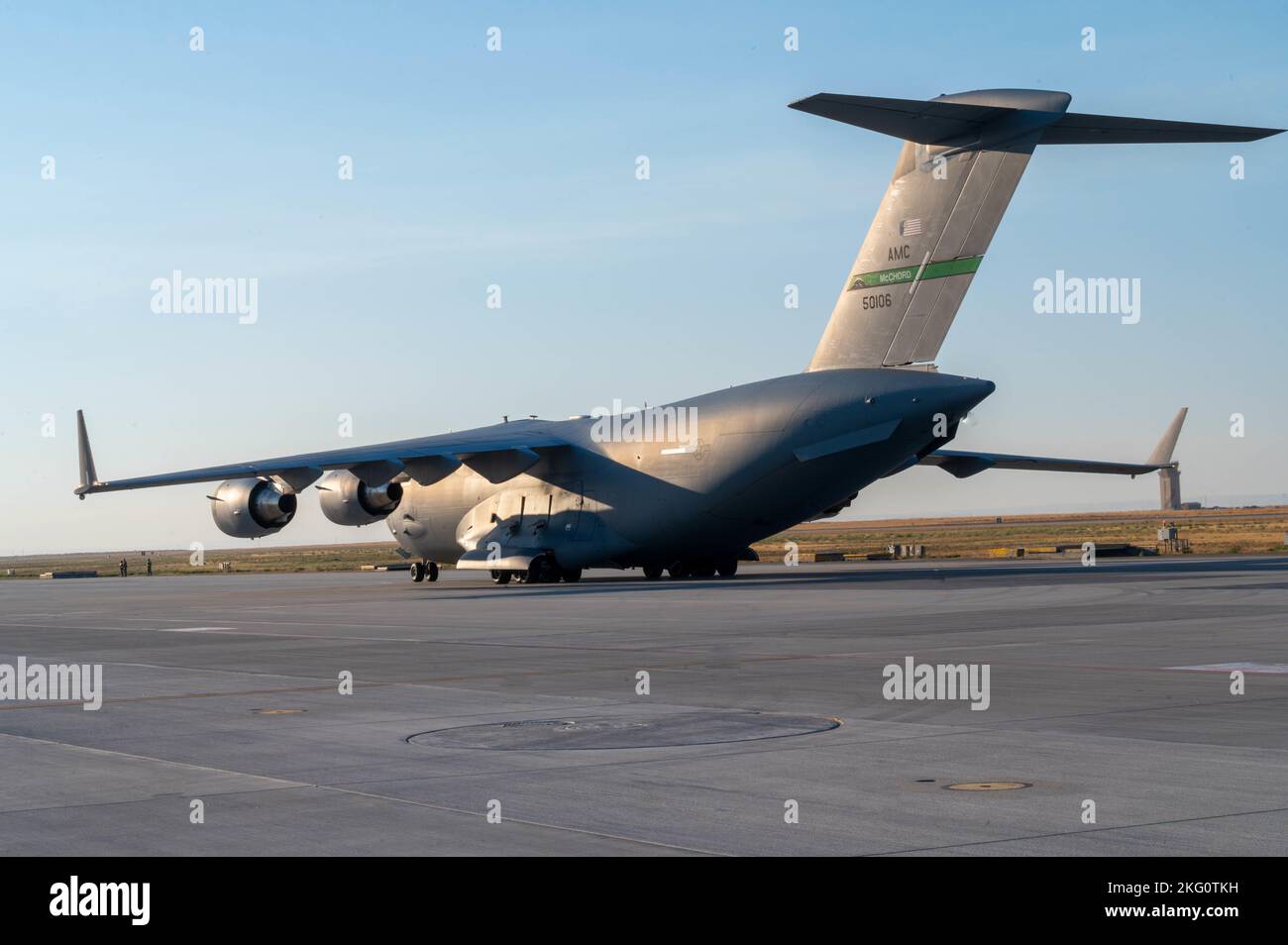 Un C-17 Globemaster III de la 62D Airlift Wing, base conjointe Lewis-McChord, Washington, se prépare à décoller pendant l'exercice Rainier War 22B, de la base aérienne Mountain Home, Idaho, le 20 octobre 2022. Rainier War est l'exercice le plus étendu de l'aile airlift 62D, où ils se déploient comme aile principale et fournissent des capacités de commandement et de contrôle et de transport aérien comme Airdrop et airland. Banque D'Images