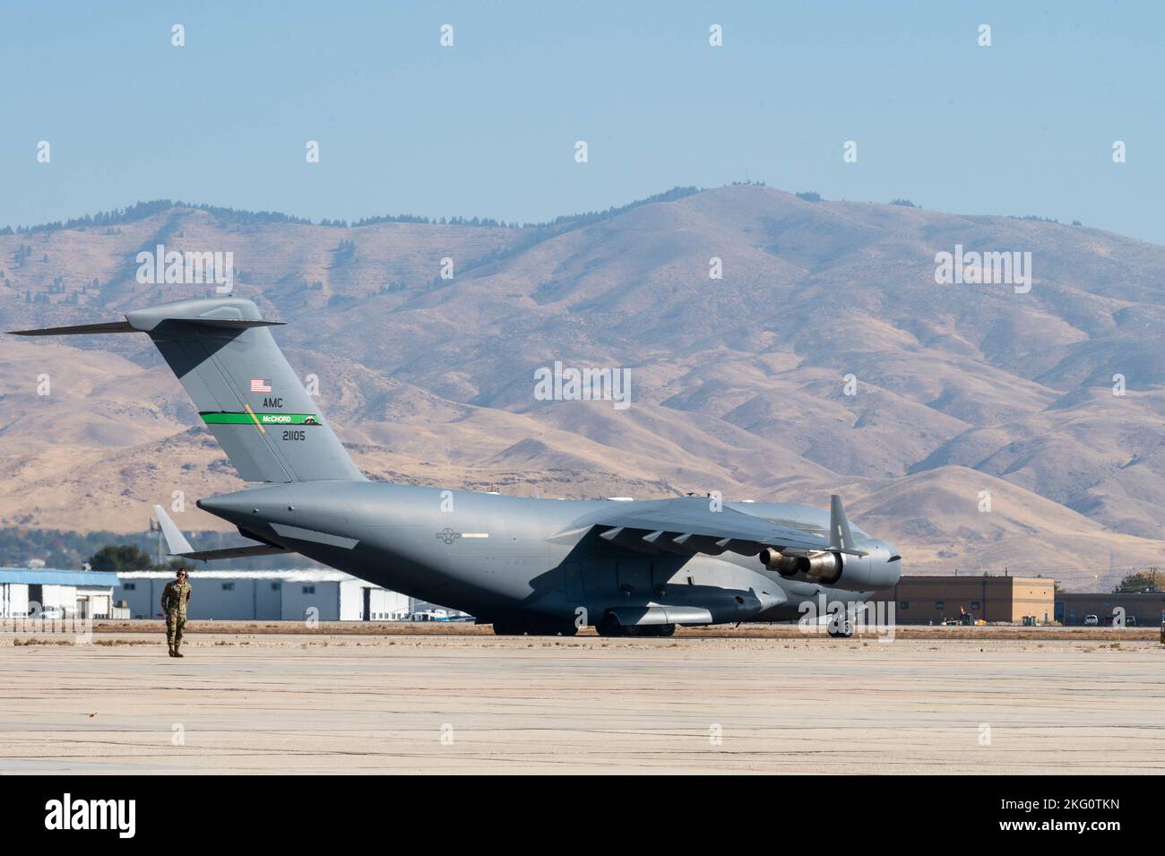 Un C-17 Globemaster III de la 62D Airlift Wing, joint base Lewis-McChord, Washington, taxi sur la piste pendant l'exercice Rainier War 22B, à Gowen Field, Boise, Idaho, le 20 octobre, 2022. Rainier War est l’exercice le plus étendu de l’aile du transport aérien de 62D, où elle se déploie comme aile principale et fournit des capacités de commandement et de contrôle et de transport aérien comme Airdrop et airland. Banque D'Images