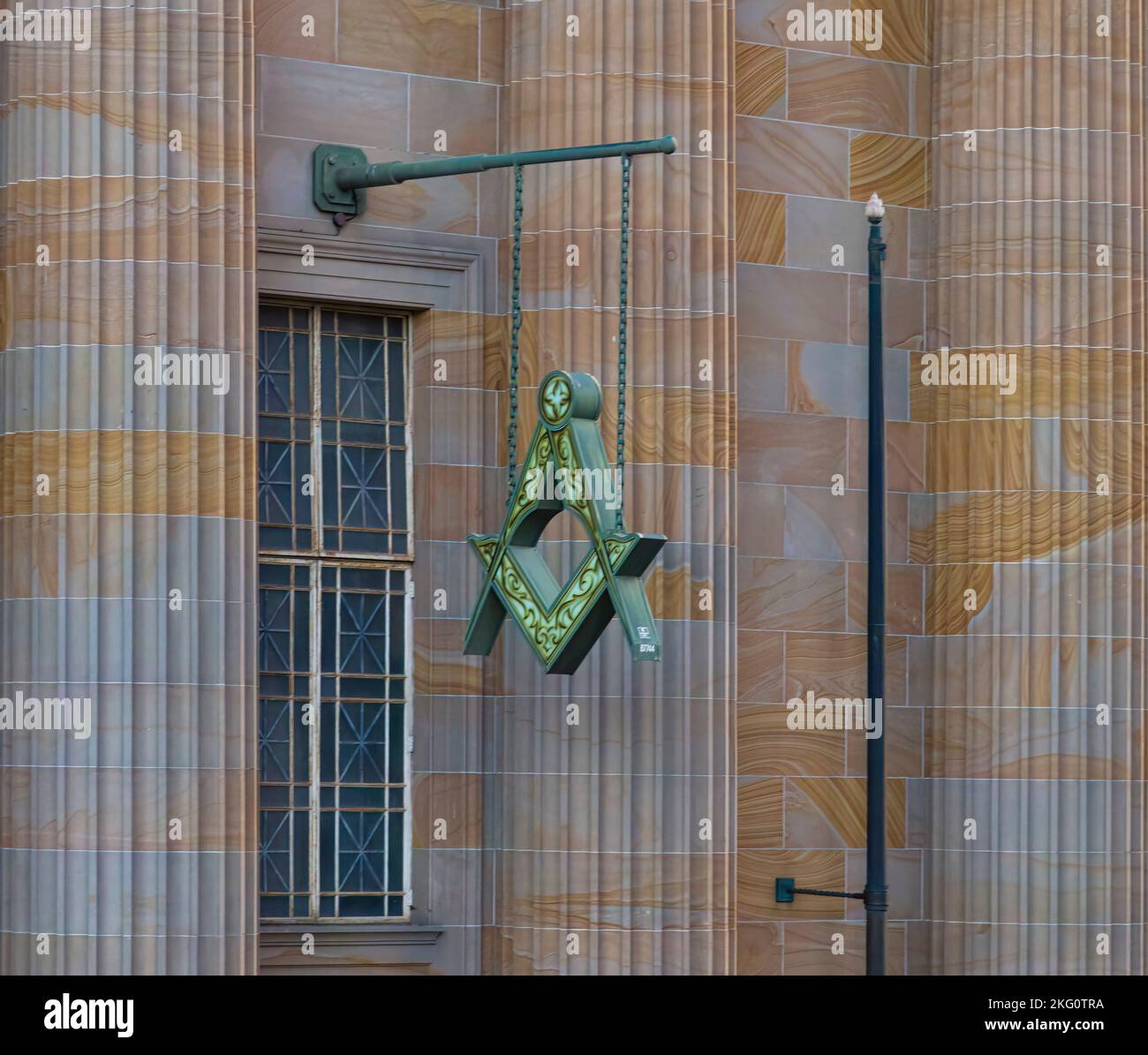 Un symbole de maçons verts accroché à un mur de grès à l'extérieur du pavillon. Banque D'Images