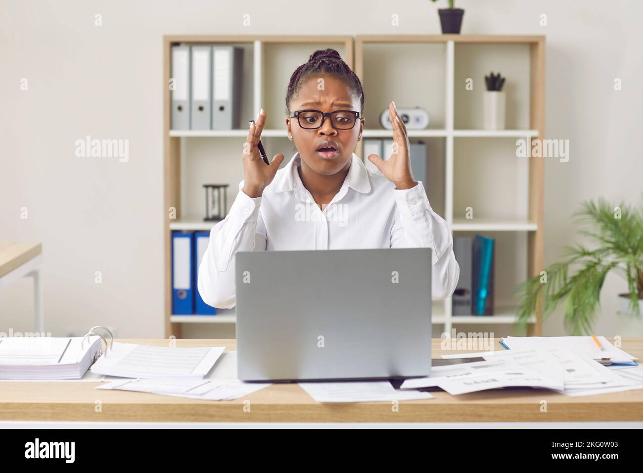 Une employée de bureau ayant un problème en raison d'une erreur sur son ordinateur portable dans le bureau Banque D'Images