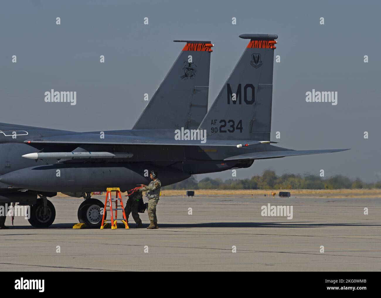 Les aviateurs américains du 366th munitions Squadron se préparent à charger des munitions sur un aigle de frappe F-15E de la 366th Fighter Wing à la base aérienne de Mountain Home, Idaho, pendant l'exercice Rainier War 22B à Gowen Field, Boise, Idaho, le 20 octobre 2022. Rainier War est un exercice semestriel conçu pour démontrer la capacité de l’escadre de transport aérien 62D, du groupe de la base aérienne 627th et de l’escadre de transport aérien 446th de générer, d’employer et de maintenir des opérations, aux côtés de partenaires communs comme le 366th FW. Banque D'Images