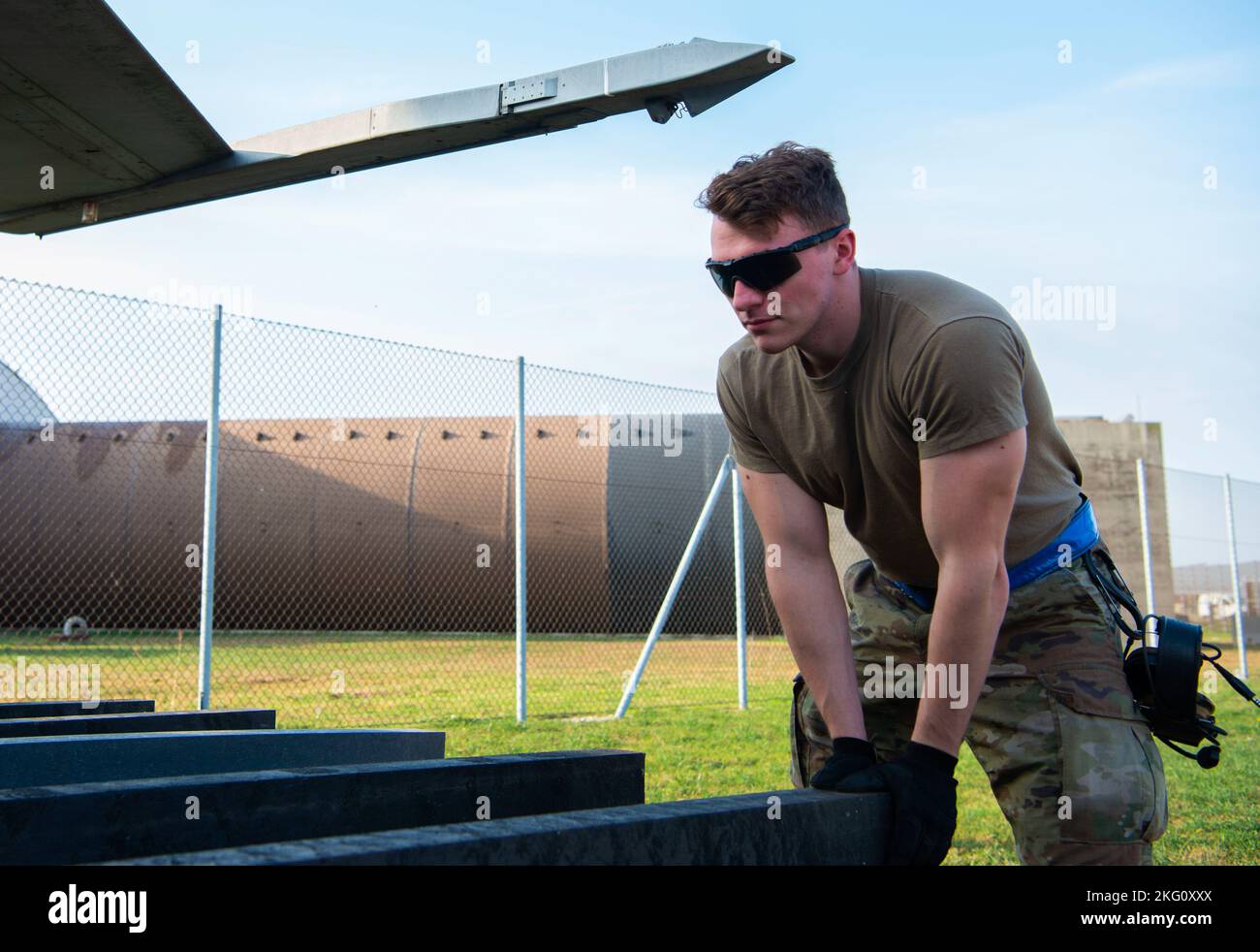 Le chef d'équipage principal Airman Nate Marker, 86th escadron de maintenance écrasé, endommagé ou désactivé (CDDAR), établit un dispositif de calage pour le levage d'un sac lors de l'entraînement CDDAR à la base aérienne d'Aviano (Italie), le 20 octobre 2022. La formation conjointe comprenait des aviateurs de la base aérienne de Ramstein, en Allemagne, ainsi que d'autres. Banque D'Images