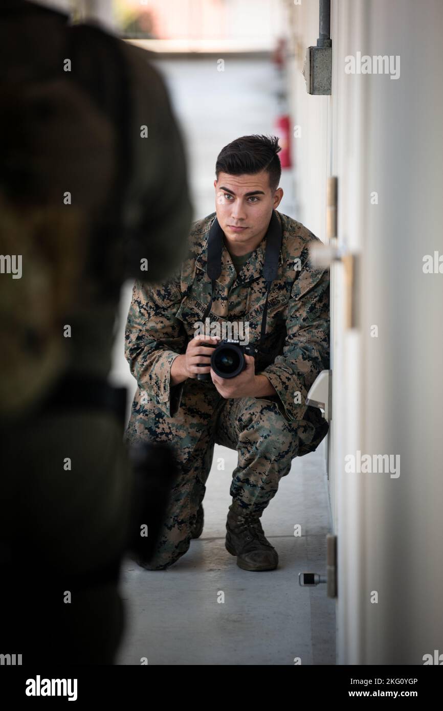 Le caporal Ryan Ulibarri du corps des Marines des États-Unis, originaire de Peoria, Arizona, et vidéaste de combat pour le réseau des Forces américaines Iwakuni documente les soldats de la Force japonaise d'autodéfense terrestre (JGSDF) au camp Yamaguchi, Japon, 20 octobre 2022. La Marine corps Air Station Iwakuni Provost Marshal's Office Special Reaction Team a observé le nettoyage de la salle et l'entraînement au combat rapproché par les soldats de la JGSDF pour préparer une future coopération opérationnelle. Alliés, INDOPACOM, JGSDF, motivation, dégagement de salle, Banque D'Images
