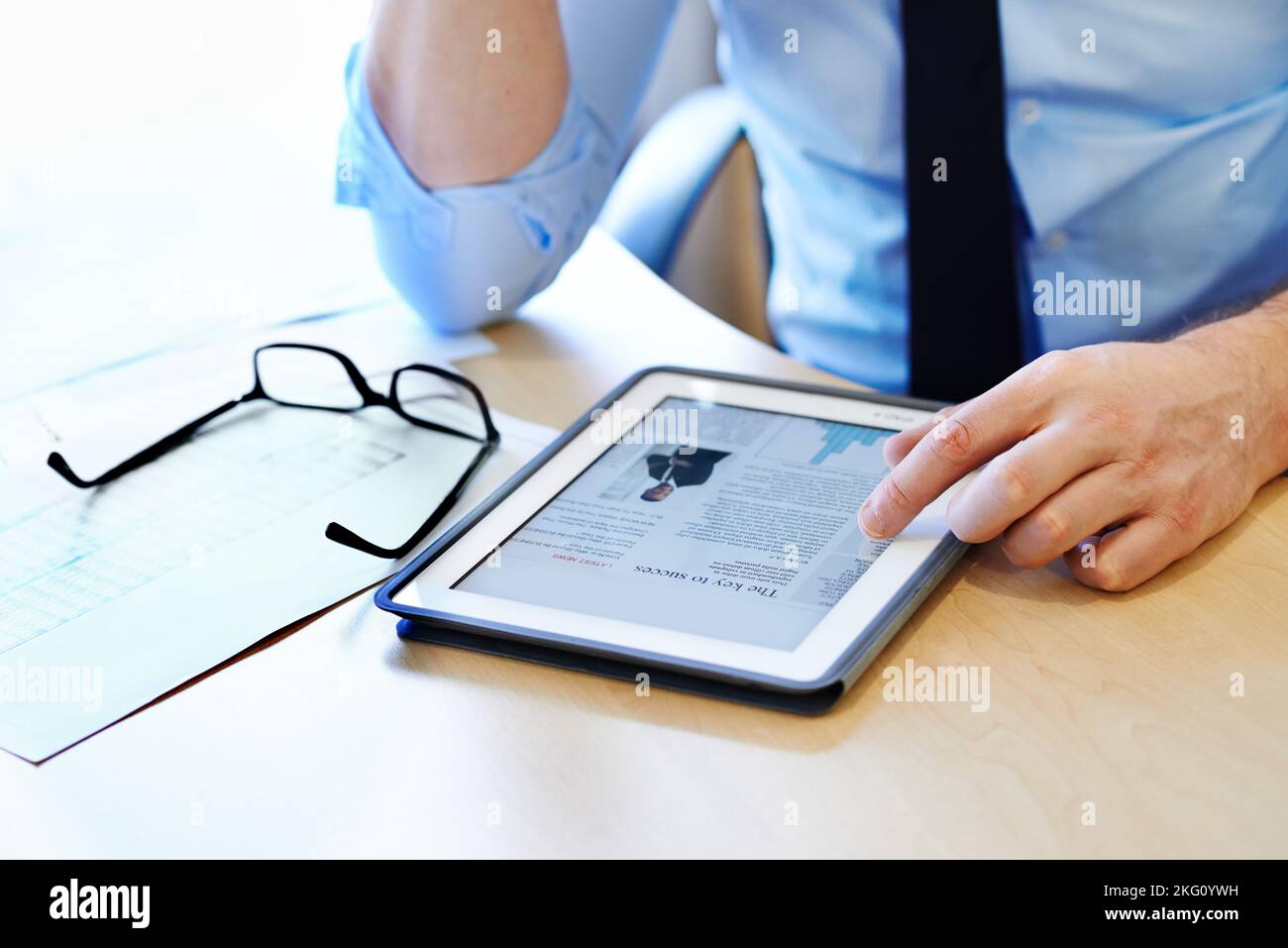 Recherche de la présence en ligne de l'entreprise. Un homme d'affaires travaillant sur une tablette numérique. Banque D'Images