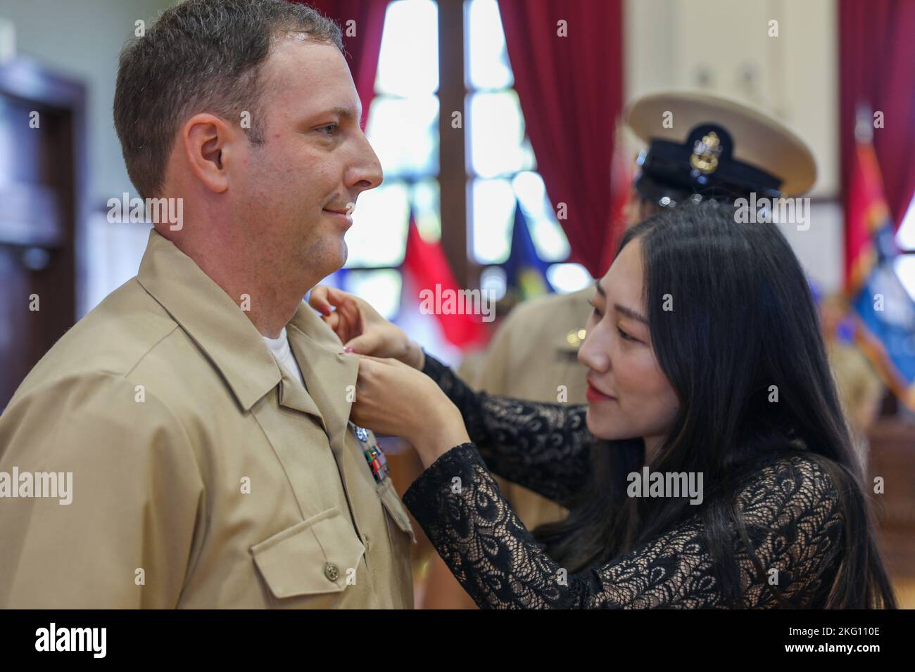 YOKOSUKA, Japon (oct 21, 2022) le spécialiste en chef des communications de masse Aidan Campbell est épinglé lors de la cérémonie d'épinglage du chef Petty Officer (CPO) de FY23 pour le commandant, le Groupe sous-marin 7, le Bureau des services de défense Pacifique, et le commandant, Forces navales Japon (CNFJ), tenu à l'auditorium du CNFJ à bord des activités de la flotte Yokosuka, le 21 octobre 2022. Sept membres de la direction principale ont été promus au rang de chef de la direction pendant la cérémonie. Chaque Sailor a eu leurs ancrages épinglés et ont donné les couvertures de CPO pour la première fois devant leurs collègues CPO, la direction de commandement, la famille et les amis. Banque D'Images