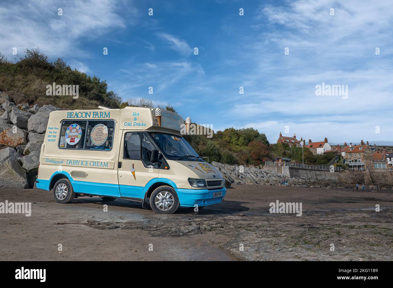 Une fourgonnette glacée garée sur la plage à Robin Hoods Bay North Yorkshire. Banque D'Images
