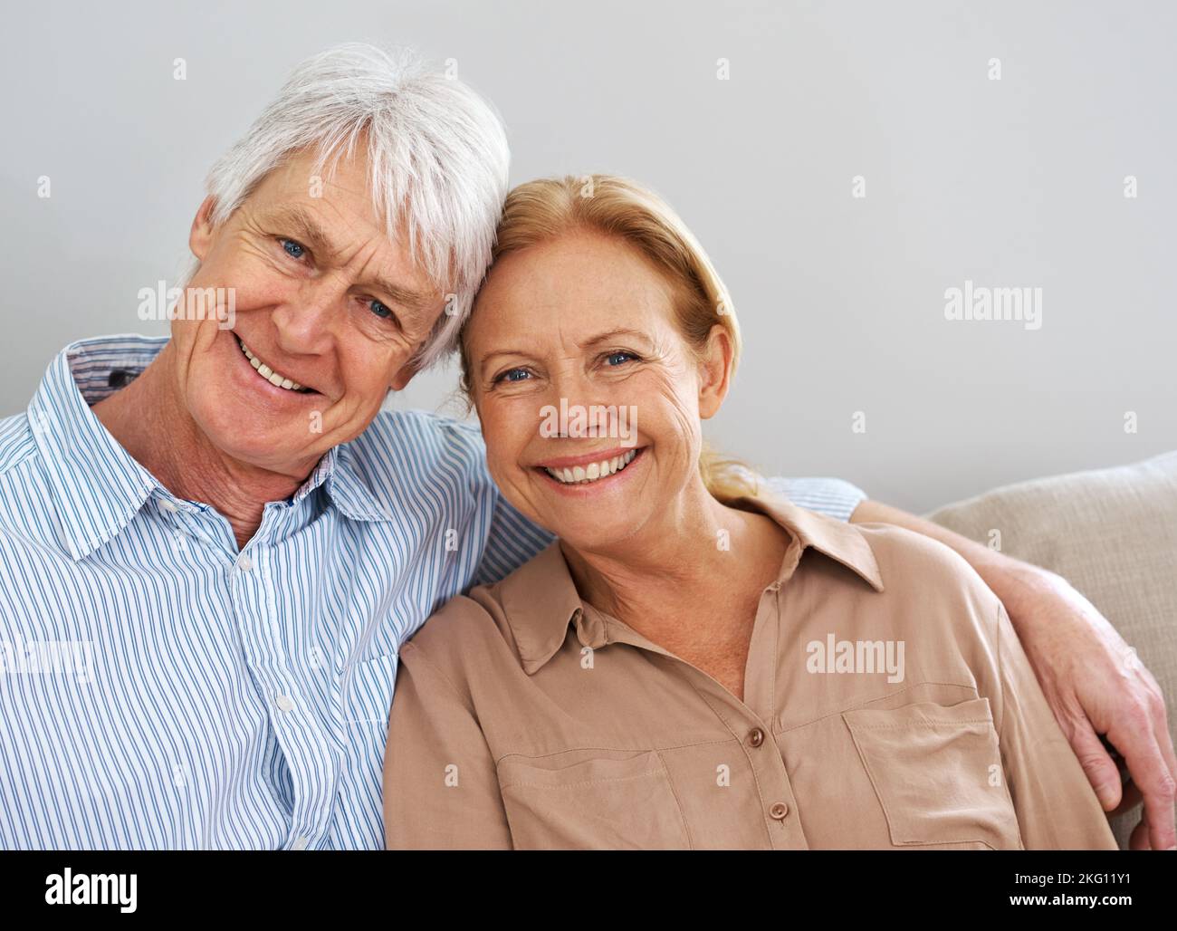 L'infini et au-delà. Un couple âgé souriant à la caméra. Banque D'Images