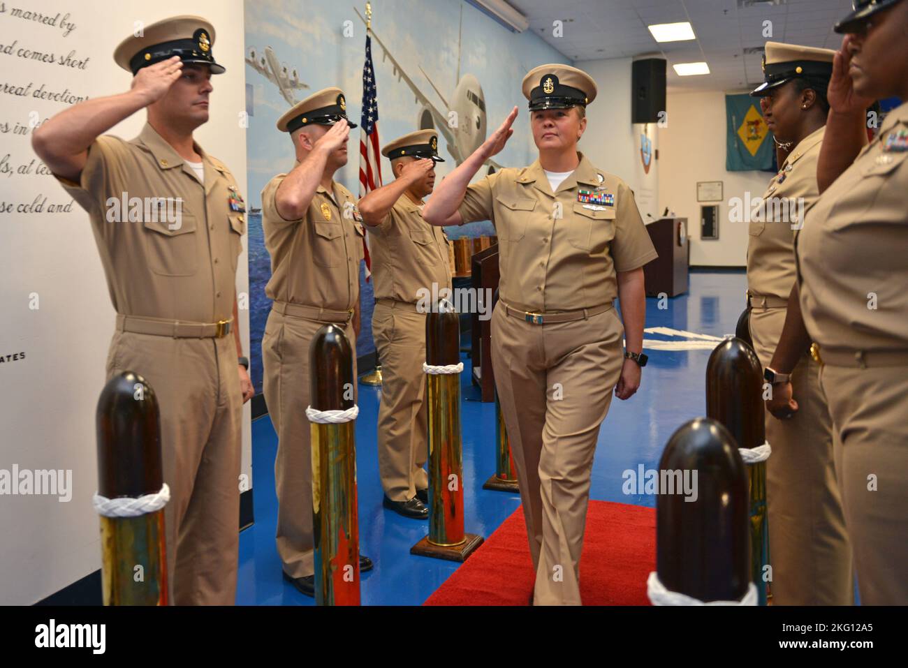 JACKSONVILLE, Floride (oct 21, 2022) - Abbie Talley, conseiller en chef de la Marine, est piqué à bord comme chef de la petite officier pour la première fois lors d'une cérémonie d'épinglage des OCP qui a eu lieu à la base aérienne navale de Jacksonville, le 21 octobre 2022. Région de la Marine Sud-est est la plus grande région de gestion côtière de la Marine américaine, offrant un soutien à 18 installations à travers le sud-est des États-Unis. Banque D'Images