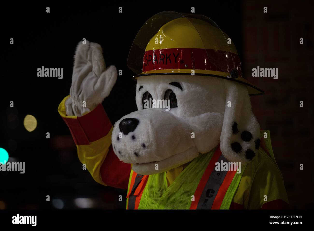 Sparky le chien de feu, mascotte pour le camp de base du corps des Marines Lejeune et la Marine corps Air Station (MCAS) New River Fire and Emergency Services Division, fait un vagues aux visiteurs approchant la porte principale sur le MCAS New River à Jacksonville, Caroline du Nord, le 21 octobre 2022. Le mois de la prévention des incendies enseigne la sécurité incendie, les précautions et la sensibilisation tout en soulignant le thème de cette année, « le feu n’attendra pas, planifiez votre évasion ». Banque D'Images