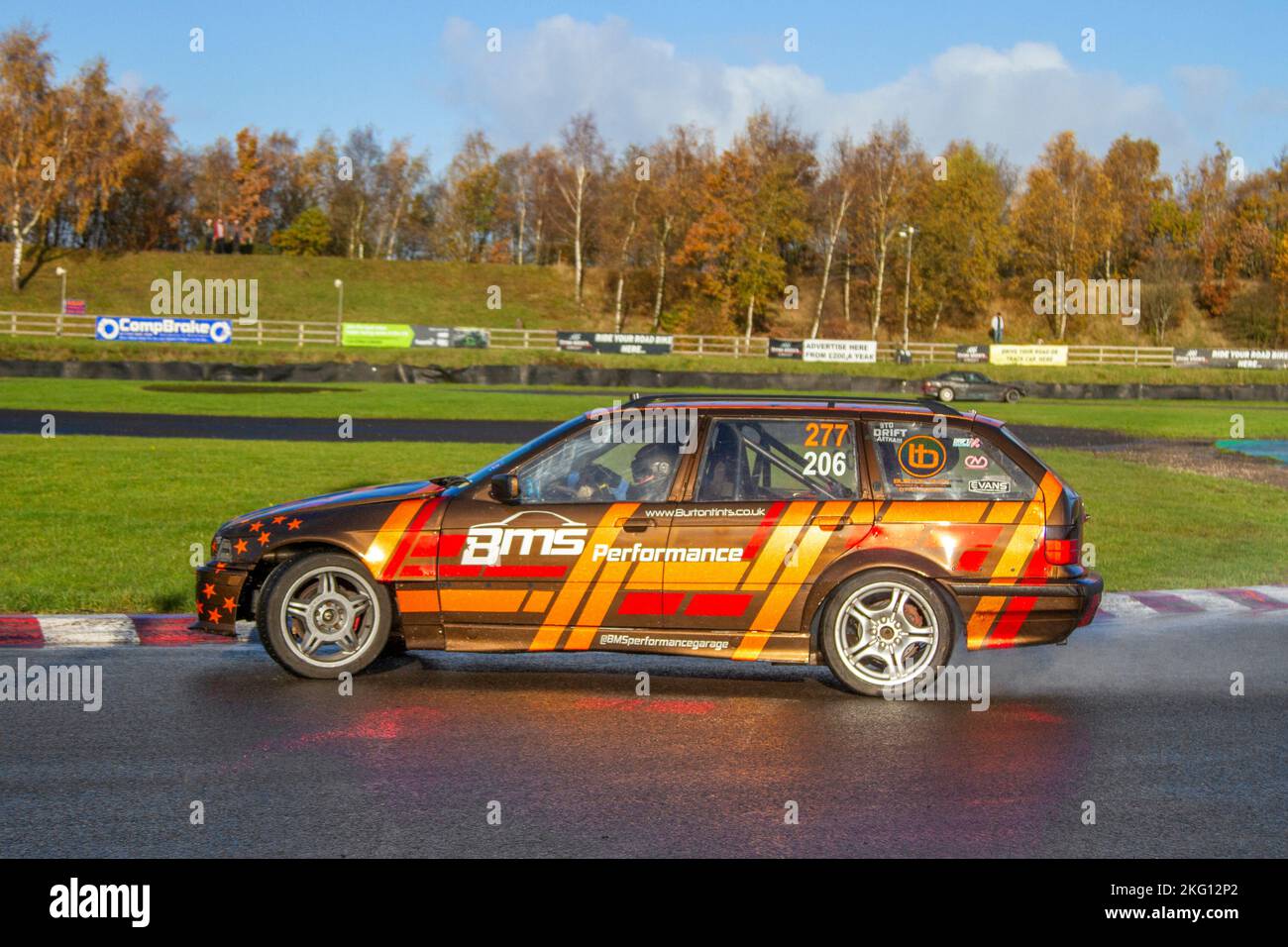 BMW M3 E36 Drift MATSURI ; voiture à propulsion arrière, conduite sur des pistes de dérive et virages à grande vitesse sur des routes humides lors d'une journée des trois sœurs Drift à Wigan, Royaume-Uni Banque D'Images