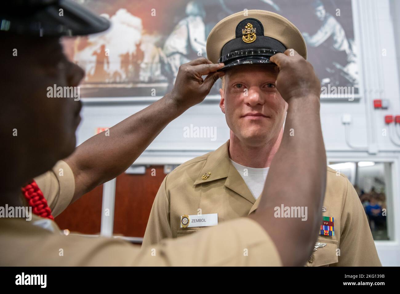 Patrick Zembol, technicien en chef de l'entretien de la coque, est couvert par Curtis Huff, le compagnon du chef de l'électricien en chef de l'aviation, lors d'une cérémonie d'épinglage du chef de la petite section (CPO) au Commandement de la formation des recrues. Quatre trois marins ont été épinglés au rang de CPO pendant la cérémonie. Plus de 40 000 recrues s'entraînent chaque année au seul camp de la Marine. Banque D'Images