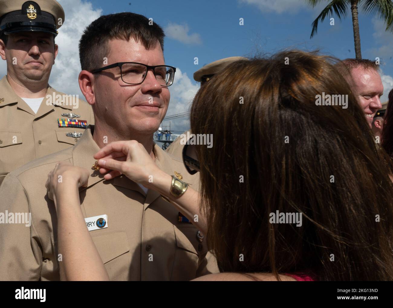 221021-N-MH811-1072 BASE CONJOINTE PEARL HARBOUR-HICKAM (21 octobre 2022) -- vingt-huit nouveaux chefs de service du commandant, de la Force sous-marine des États-Unis, de la flotte du Pacifique, du Centre d'entraînement sous-marin naval du Pacifique, de l'escadron de préparation sous-marin 33, de l'USS Tucson (SSN 770), de l'USS Hawaii (SSN 776), de la Caroline du Nord (SSN 777) et de l'USS Minnesota (SSN 783) Ont été promus lors d'une cérémonie de dîner tenue au Musée USS Bowfin à Pearl Harbor, Hawaii, le 21 octobre. Banque D'Images