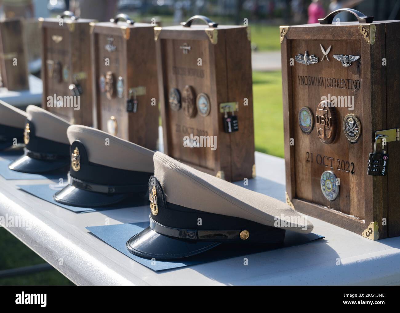 221021-N-LN285-1023 BASE CONJOINTE PEARL HARBOUR-HICKAM (21 octobre 2022) -- vingt-huit nouveaux chefs de service du commandant, de la Force sous-marine des États-Unis, de la flotte du Pacifique, du Centre d'entraînement sous-marin naval du Pacifique, de l'escadron de préparation sous-marin 33, de l'USS Tucson (SSN 770), de l'USS Hawaii (SSN 776), de la Caroline du Nord (SSN 777) et de l'USS Minnesota (SSN 783) Ont été promus lors d'une cérémonie de dîner tenue au Musée USS Bowfin à Pearl Harbor, Hawaii, le 21 octobre. Banque D'Images