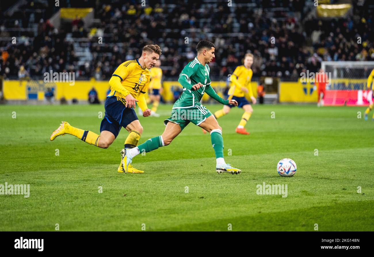 Malmoe, Suède. 19th, novembre 2022. Youcef Atal (20) d'Algérie et Viktor Gyokeres (16) de Suède vu pendant le football amical entre la Suède et l'Algérie à Eleda Stadion à Malmoe. (Crédit photo : Gonzales photo - Joe Miller). Banque D'Images