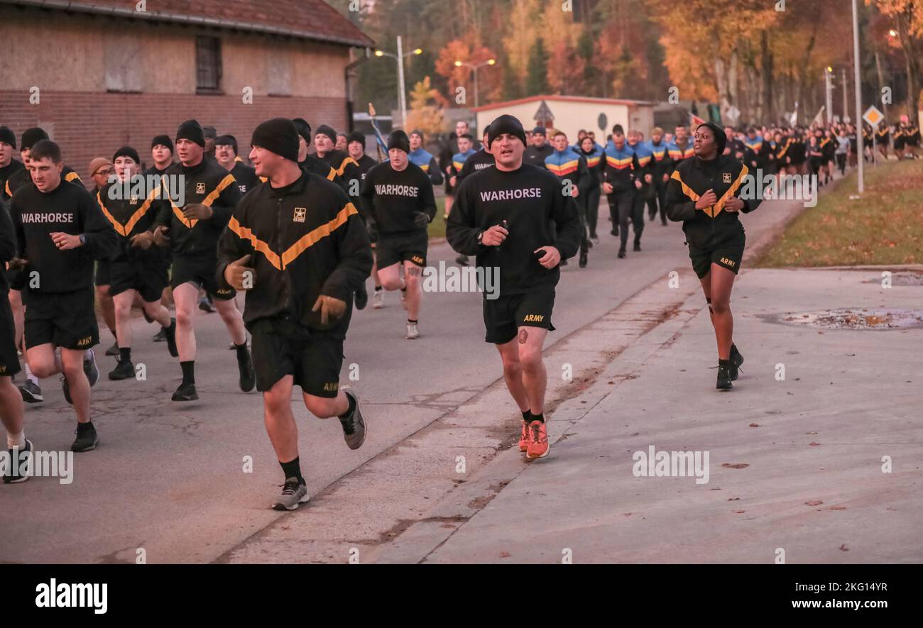 OTAN présence avancée renforcée combat de la Pologne soldats affectés au bataillon 3rd, 8th Cavalry Regiment, 3rd Armored Brigade combat Team, 1st Cavalry Division (3-1 ABCT) aux côtés des soldats de l'armée du Royaume-Uni affectés aux Royal Landers, Prince of Whales troupe, Romanian Sky Guardians, Et la Brigade d'infanterie mécanisée des Forces armées polonaises 15th a participé à une course de 5,4km pour le moral et l'interopérabilité accrue entre les nations alliées à Bemowo Piskie, en Pologne, le 21 octobre 2022. L'ABCT de 3-1 est parmi d'autres unités assignées à la Division d'infanterie de 1st, travaillant fièrement alongs Banque D'Images