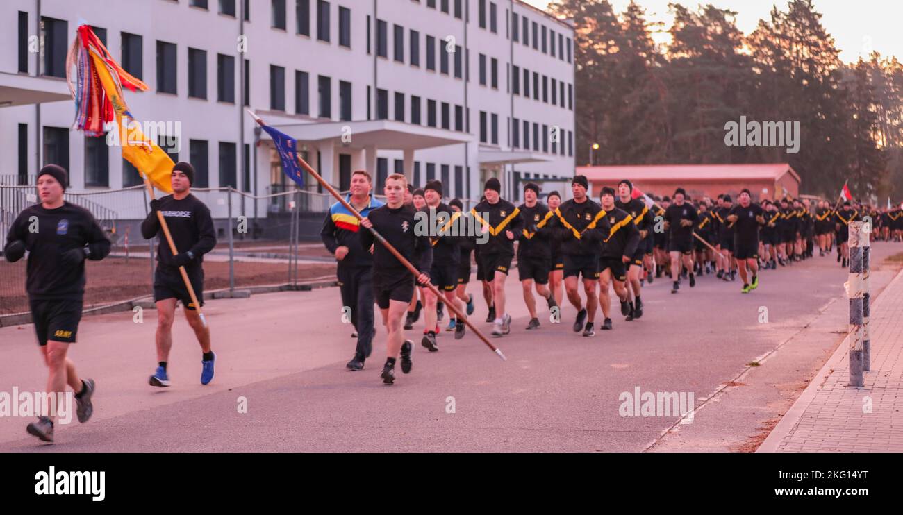 OTAN présence avancée renforcée combat de la Pologne soldats affectés au bataillon 3rd, 8th Cavalry Regiment, 3rd Armored Brigade combat Team, 1st Cavalry Division (3-1 ABCT) aux côtés des soldats de l'armée du Royaume-Uni affectés aux Royal Landers, Prince of Whales troupe, Romanian Sky Guardians, Et la Brigade d'infanterie mécanisée des Forces armées polonaises 15th a participé à une course de 5,4km pour le moral et l'interopérabilité accrue entre les nations alliées à Bemowo Piskie, en Pologne, le 21 octobre 2022. L'ABCT de 3-1 est parmi d'autres unités assignées à la Division d'infanterie de 1st, travaillant fièrement alongs Banque D'Images