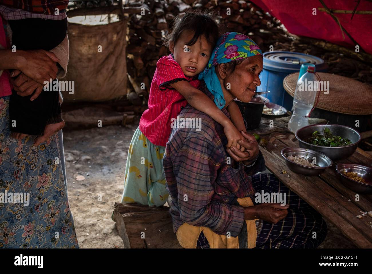 Une famille déplacée à l'intérieur d'un camp de personnes déplacées dans l'État de Kayah (Karenni), au Myanmar, en Asie du Sud-est. Banque D'Images