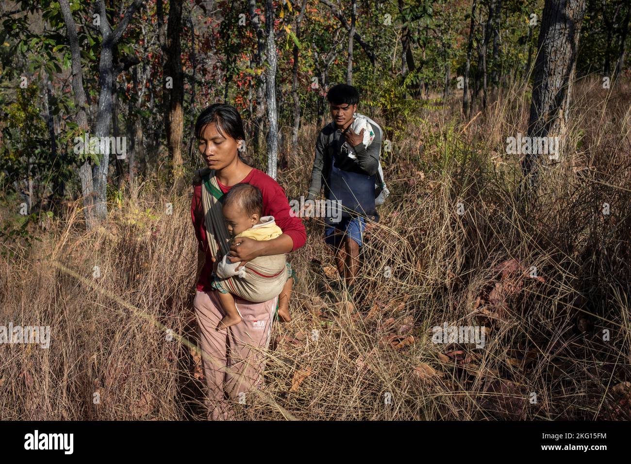Une famille fuit vers la frontière avec la Thaïlande dans l'État de Kayah (Karenni), dans l'est du Myanmar, dans le sud-est de l'Asie. Banque D'Images